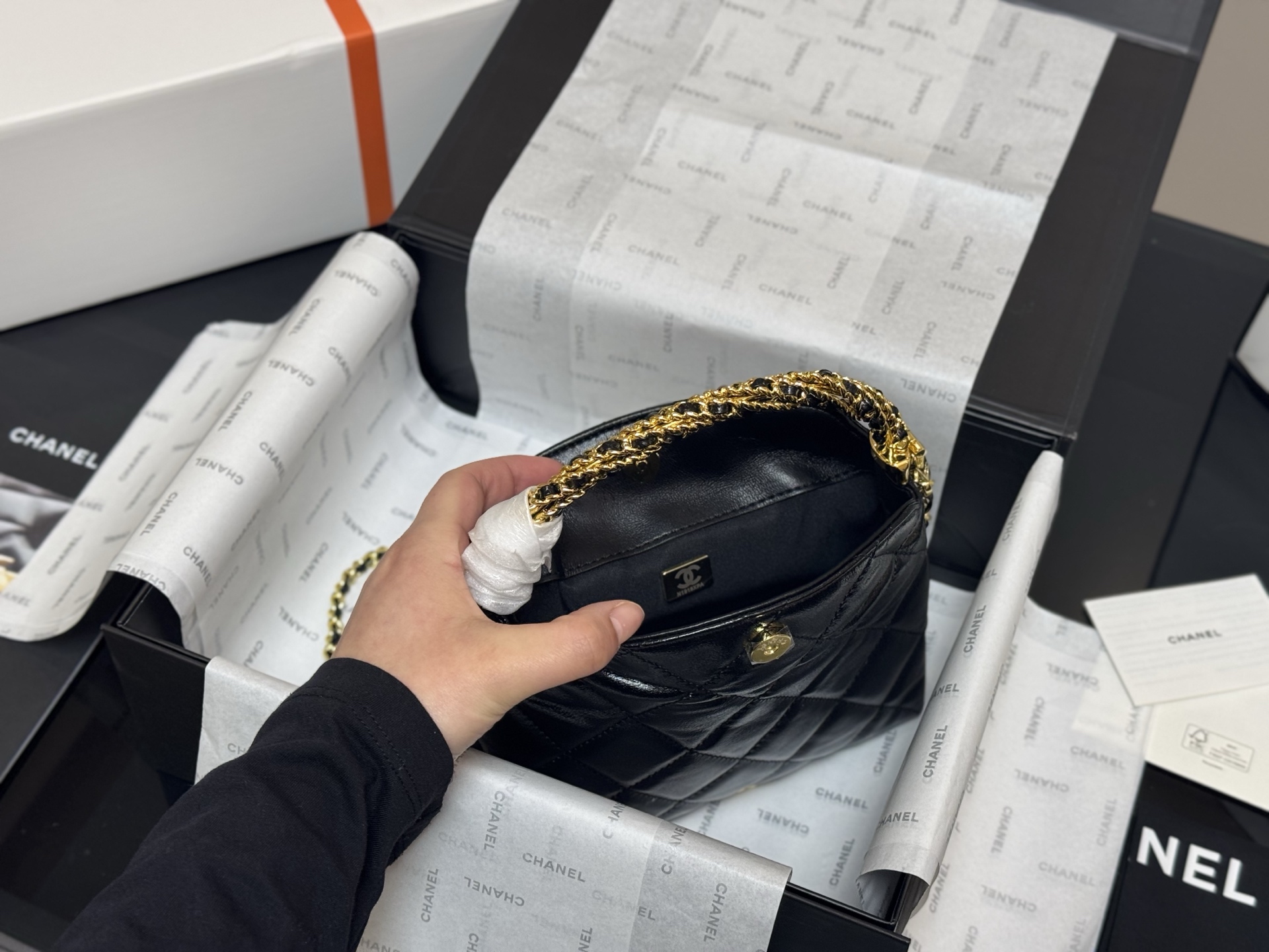 ¥220 配折叠盒飞机盒

size：18.12cm 
香奈儿饭盒 hobo
又称流浪包
包身轻便又有容量
又精美又实用，性价比超高
推荐入手之一
太好搭啦！随手一提！出门！