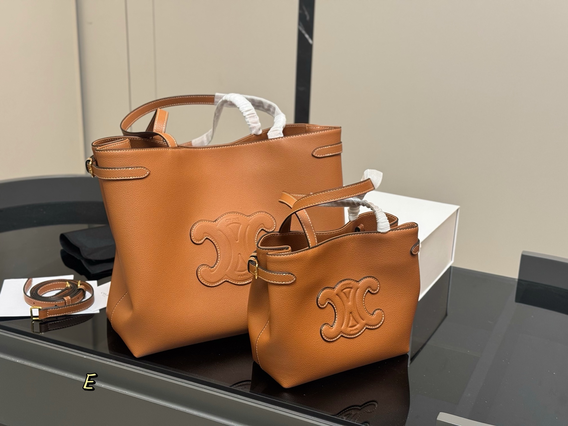 💰385 💰385
size:33.29cm 21.19cm
celine 赛琳新品托特包,
延续凯旋门 复古斜挎 ,
耐看新款一点都不老套。