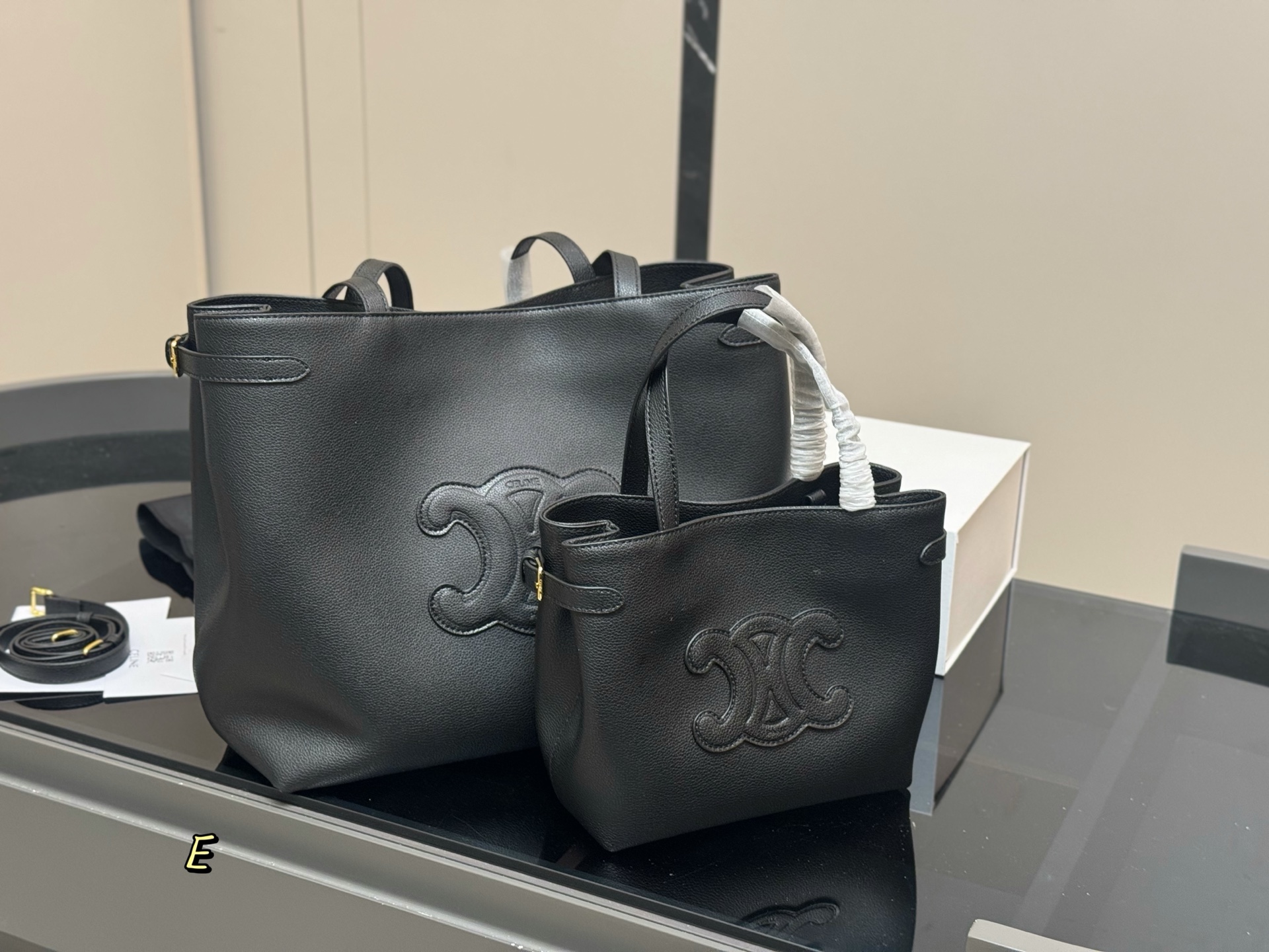 💰385 💰385
size:33.29cm 21.19cm
celine 赛琳新品托特包,
延续凯旋门 复古斜挎 ,
耐看新款一点都不老套。