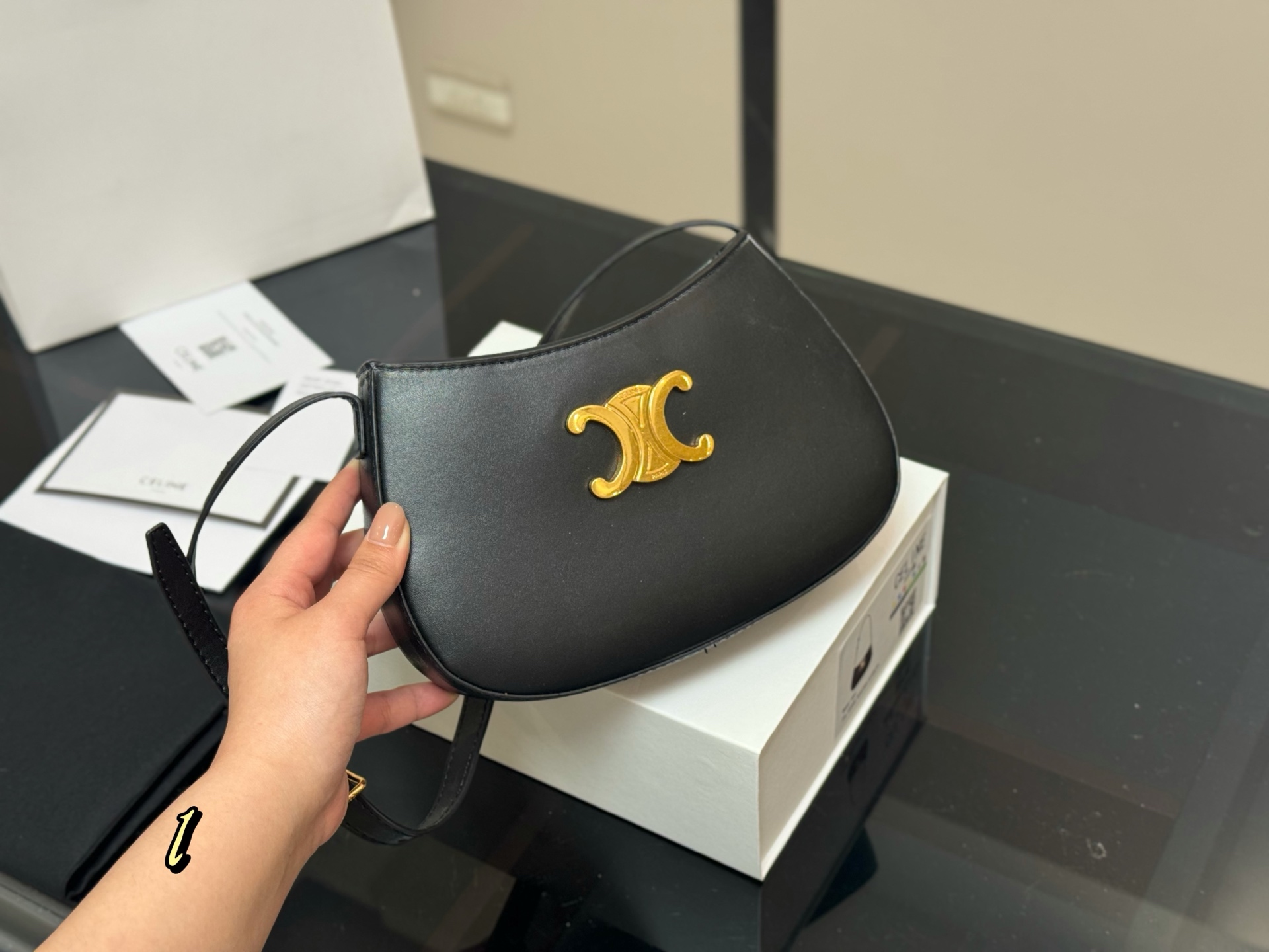 ¥260 配盒
size:23*13cm
celine tilly 好看又好用的包
2025新款小可爱Tilly
复古性感百搭小包
赛琳不容错过!!
⚠️牛皮皮质