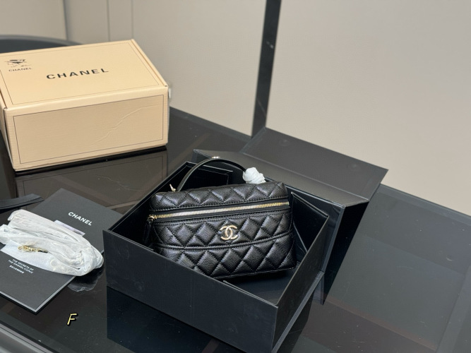 Chanel Quilted Hobo Bag, Lightweight and Practical, 19 x 12 cm