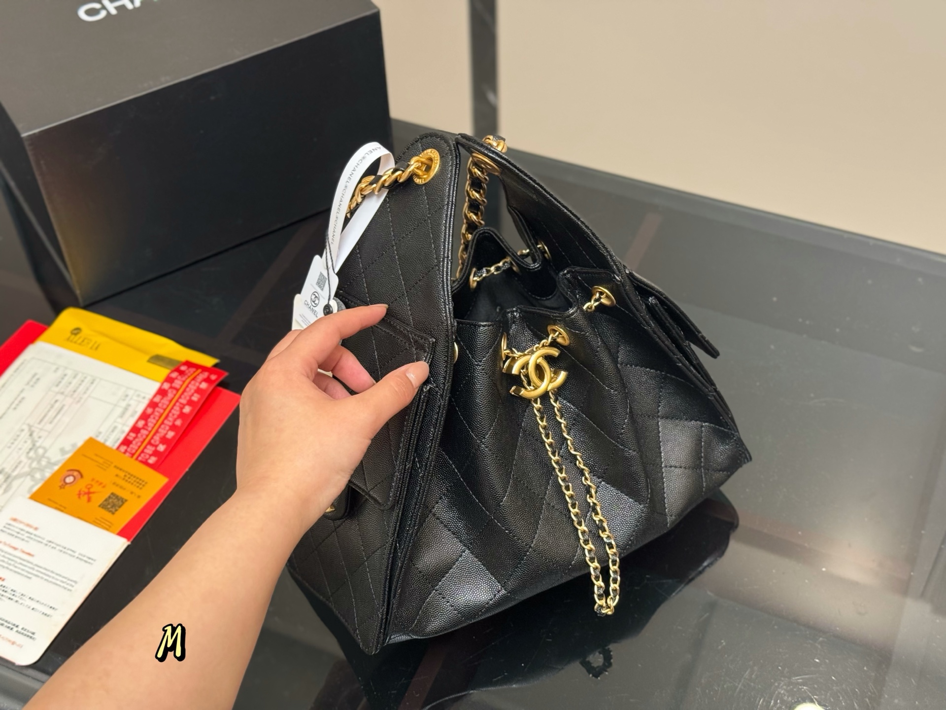 ¥290 配折叠盒飞机盒
Chanel 25bag 小号真绝绝子!
今年香奈儿25s系列简直美爆...
这只hobo是个小号尺寸个人觉得比较日常
鱼子酱的质感颗粒没这么重反而很细腻 
也比较耐磨~时髦精必备单品!
尺寸:26*30cm日常出门完全够了