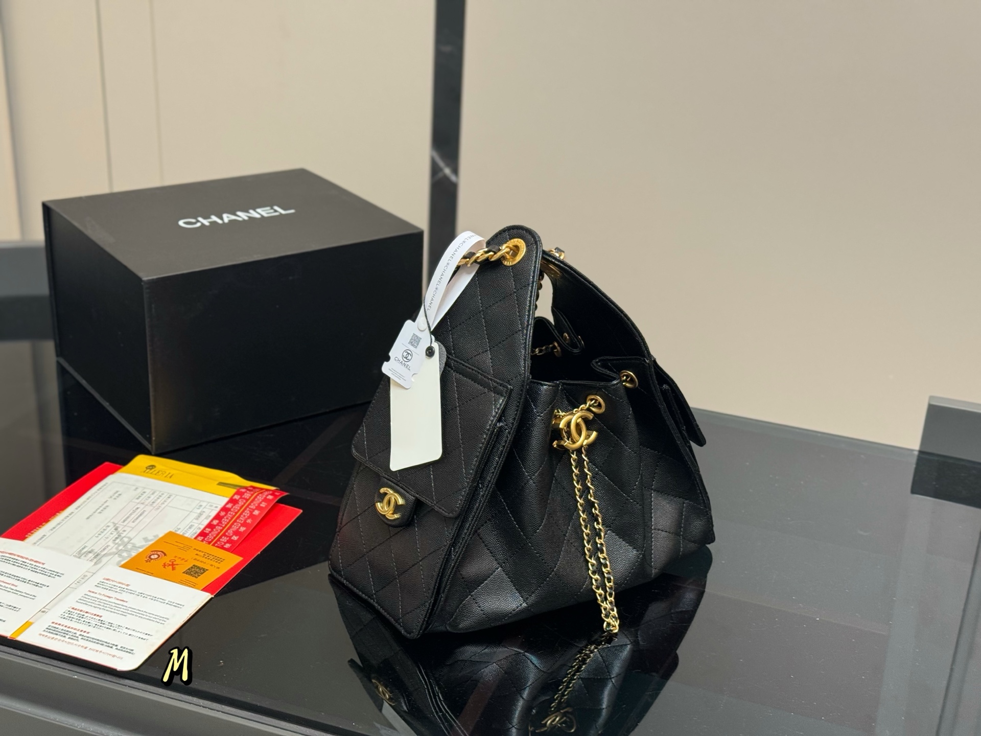 ¥290 配折叠盒飞机盒
Chanel 25bag 小号真绝绝子!
今年香奈儿25s系列简直美爆...
这只hobo是个小号尺寸个人觉得比较日常
鱼子酱的质感颗粒没这么重反而很细腻 
也比较耐磨~时髦精必备单品!
尺寸:26*30cm日常出门完全够了
