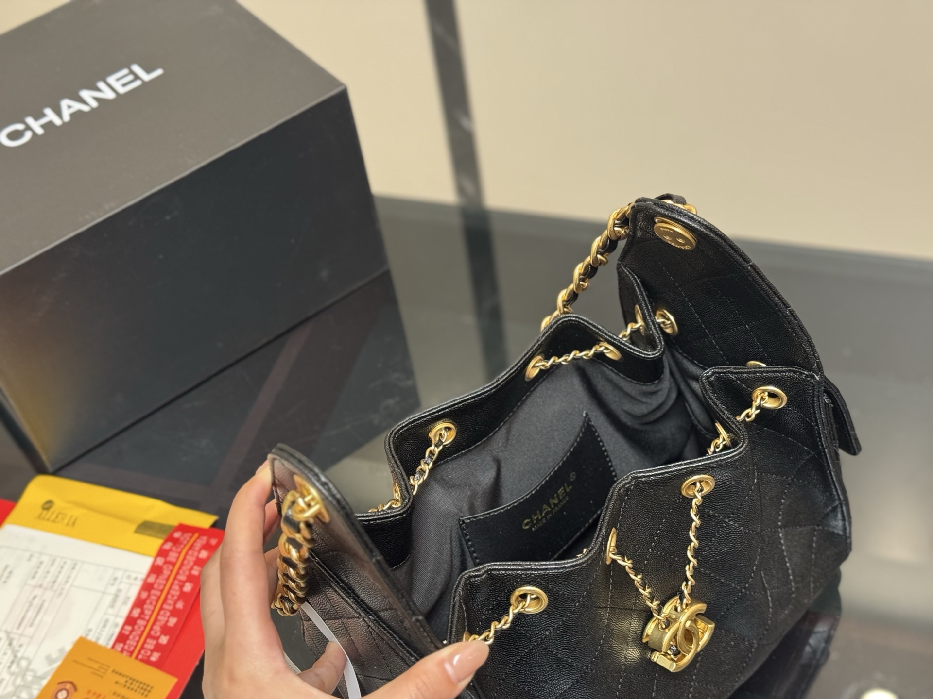 ¥290 配折叠盒飞机盒
Chanel 25bag 小号真绝绝子!
今年香奈儿25s系列简直美爆...
这只hobo是个小号尺寸个人觉得比较日常
鱼子酱的质感颗粒没这么重反而很细腻 
也比较耐磨~时髦精必备单品!
尺寸:26*30cm日常出门完全够了