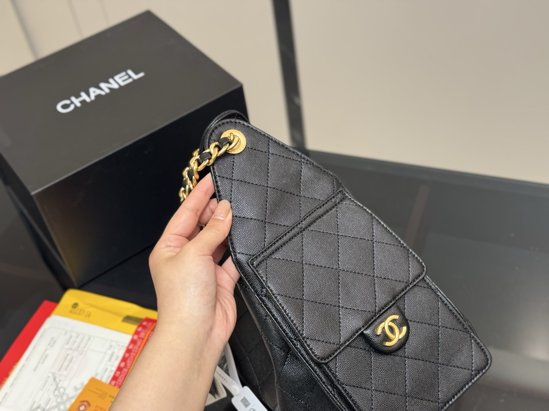 ¥290 配折叠盒飞机盒
Chanel 25bag 小号真绝绝子!
今年香奈儿25s系列简直美爆...
这只hobo是个小号尺寸个人觉得比较日常
鱼子酱的质感颗粒没这么重反而很细腻 
也比较耐磨~时髦精必备单品!
尺寸:26*30cm日常出门完全够了