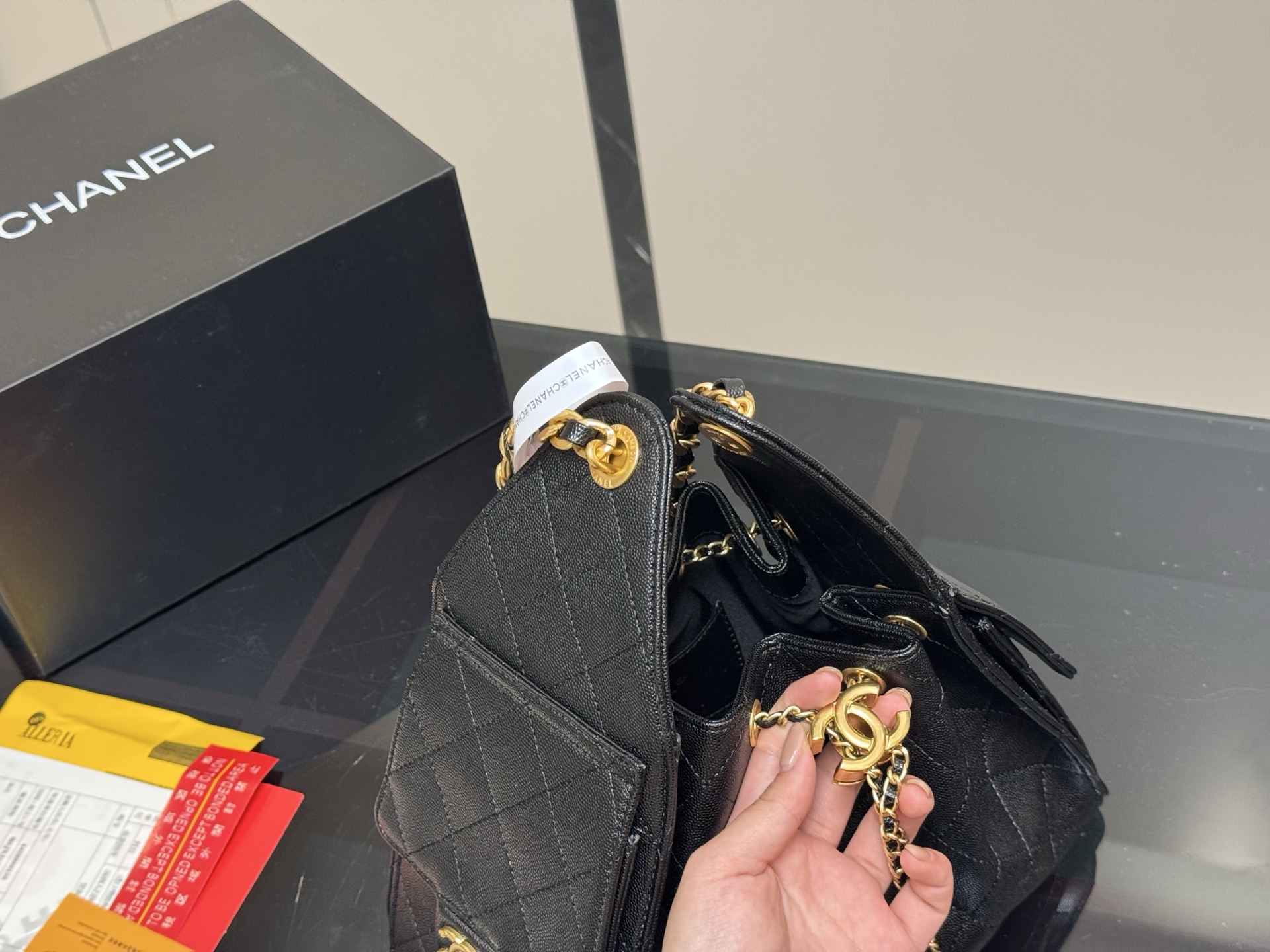 ¥290 配折叠盒飞机盒
Chanel 25bag 小号真绝绝子!
今年香奈儿25s系列简直美爆...
这只hobo是个小号尺寸个人觉得比较日常
鱼子酱的质感颗粒没这么重反而很细腻 
也比较耐磨~时髦精必备单品!
尺寸:26*30cm日常出门完全够了