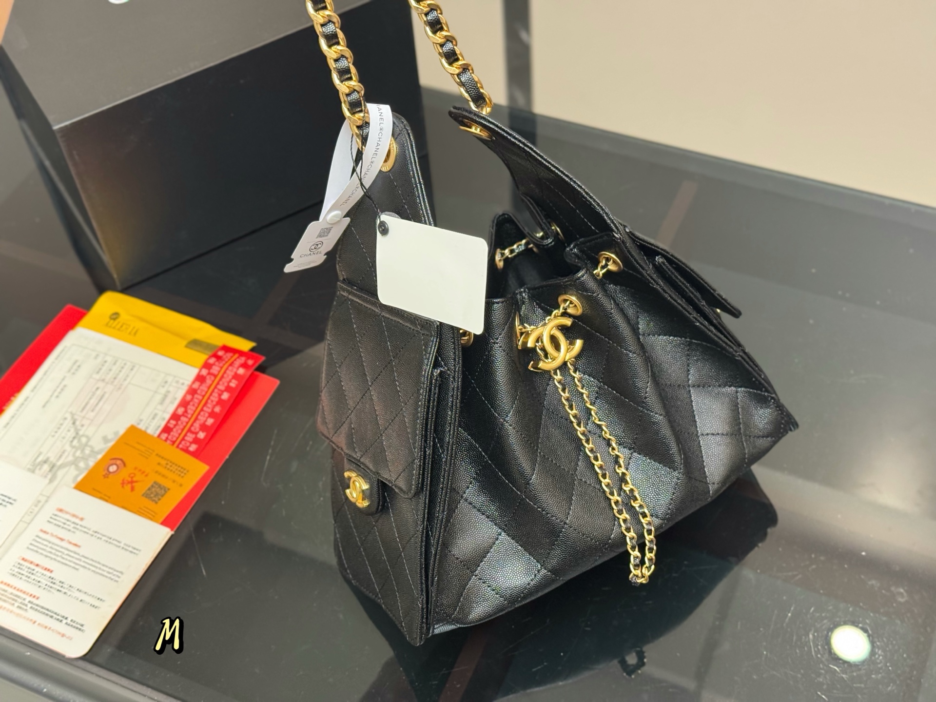 ¥290 配折叠盒飞机盒
Chanel 25bag 小号真绝绝子!
今年香奈儿25s系列简直美爆...
这只hobo是个小号尺寸个人觉得比较日常
鱼子酱的质感颗粒没这么重反而很细腻 
也比较耐磨~时髦精必备单品!
尺寸:26*30cm日常出门完全够了