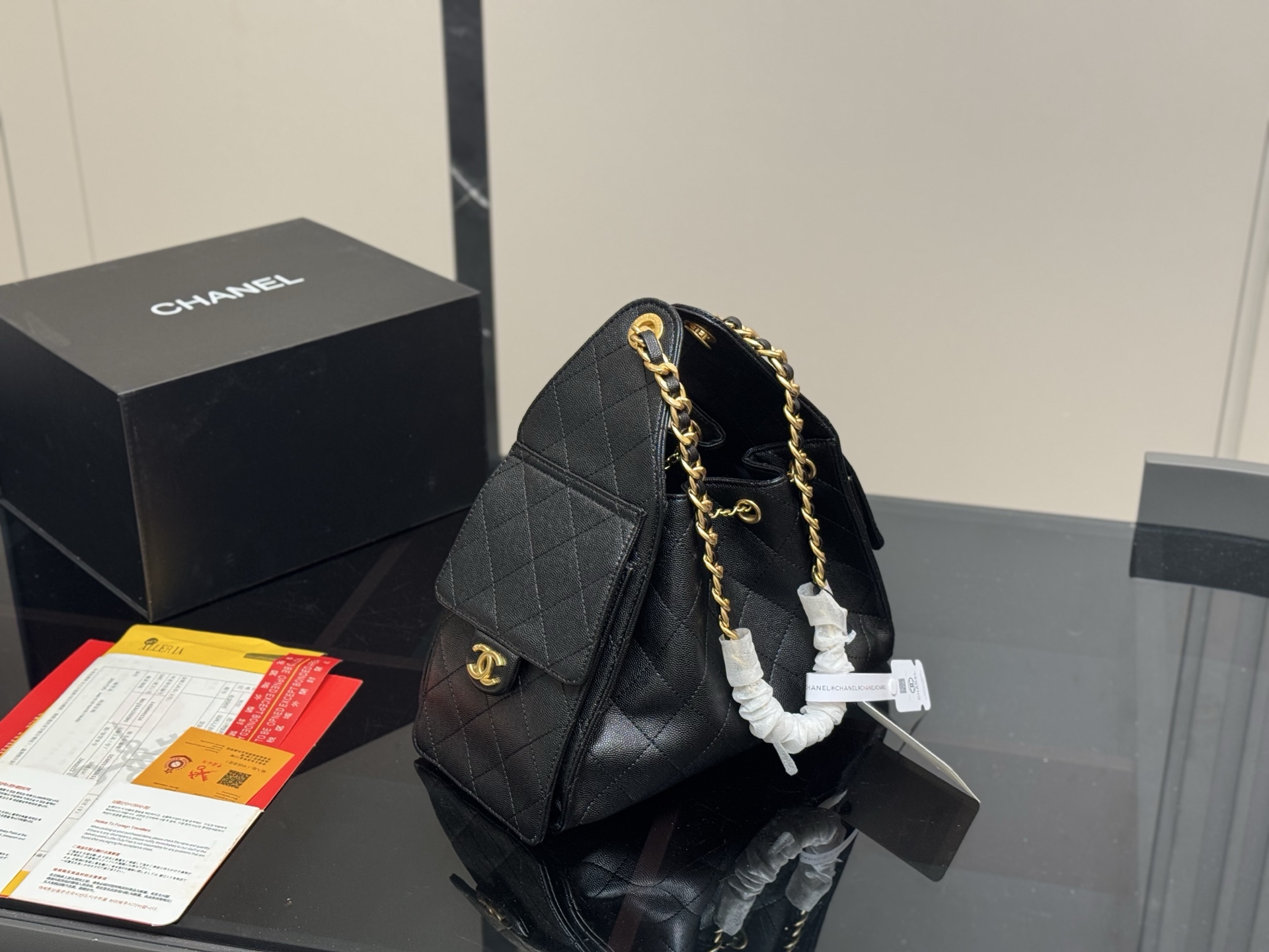 ¥290 配折叠盒飞机盒
Chanel 25bag 小号真绝绝子!
今年香奈儿25s系列简直美爆...
这只hobo是个小号尺寸个人觉得比较日常
鱼子酱的质感颗粒没这么重反而很细腻 
也比较耐磨~时髦精必备单品!
尺寸:26*30cm日常出门完全够了