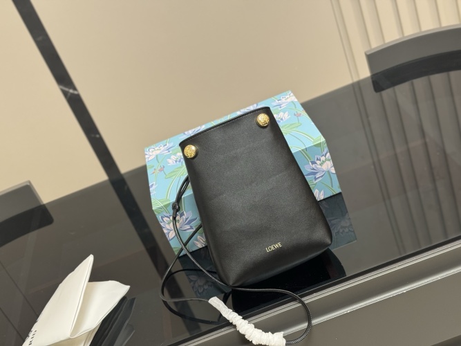 Loewe Pebble Pouch: Stylish & Versatile Crossbody Bag - Black Leather, 18x22cm 1 Loewe Pebble Pouch: Stylish & Versatile Crossbody Bag - Black Leather, 18x22cm