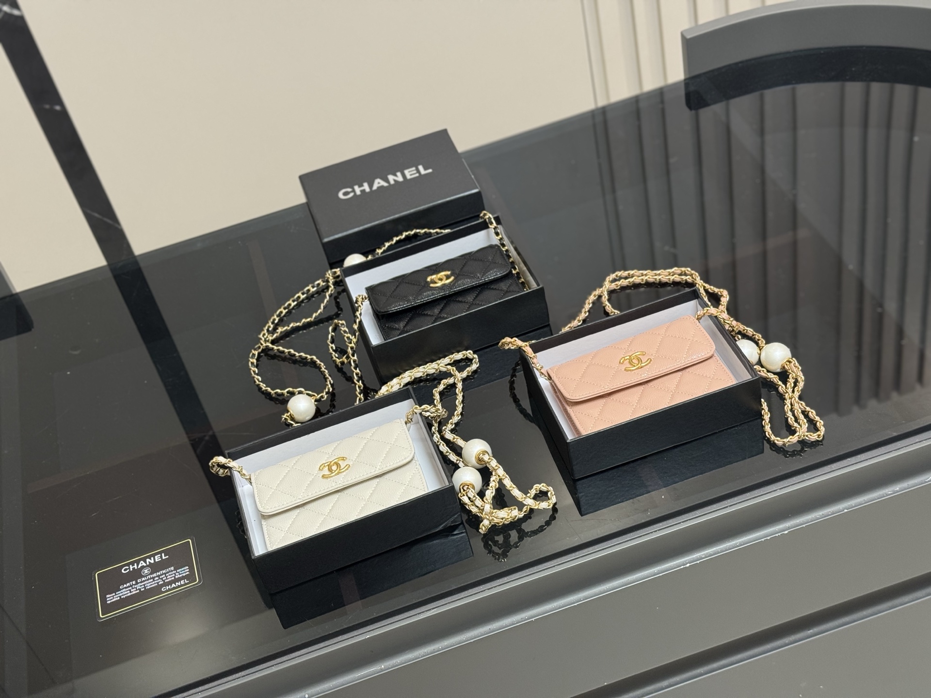 💰260 配盒 珍珠“小废包”
size:13*10cm
香奈儿 cf 双珍珠包
珍珠两边都可以调节
链条可以变长变短哦!
可随心🉑腋下🉑手提🉑斜挎
⚠️鱼子酱牛皮
⚠️放不下手机