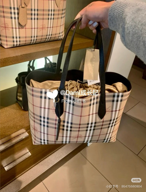 Burberry Check Tote Bag - Iconic Design, Timeless Style, and Everyday Elegance 1 Burberry Check Tote Bag - Iconic Design, Timeless Style, and Everyday Elegance