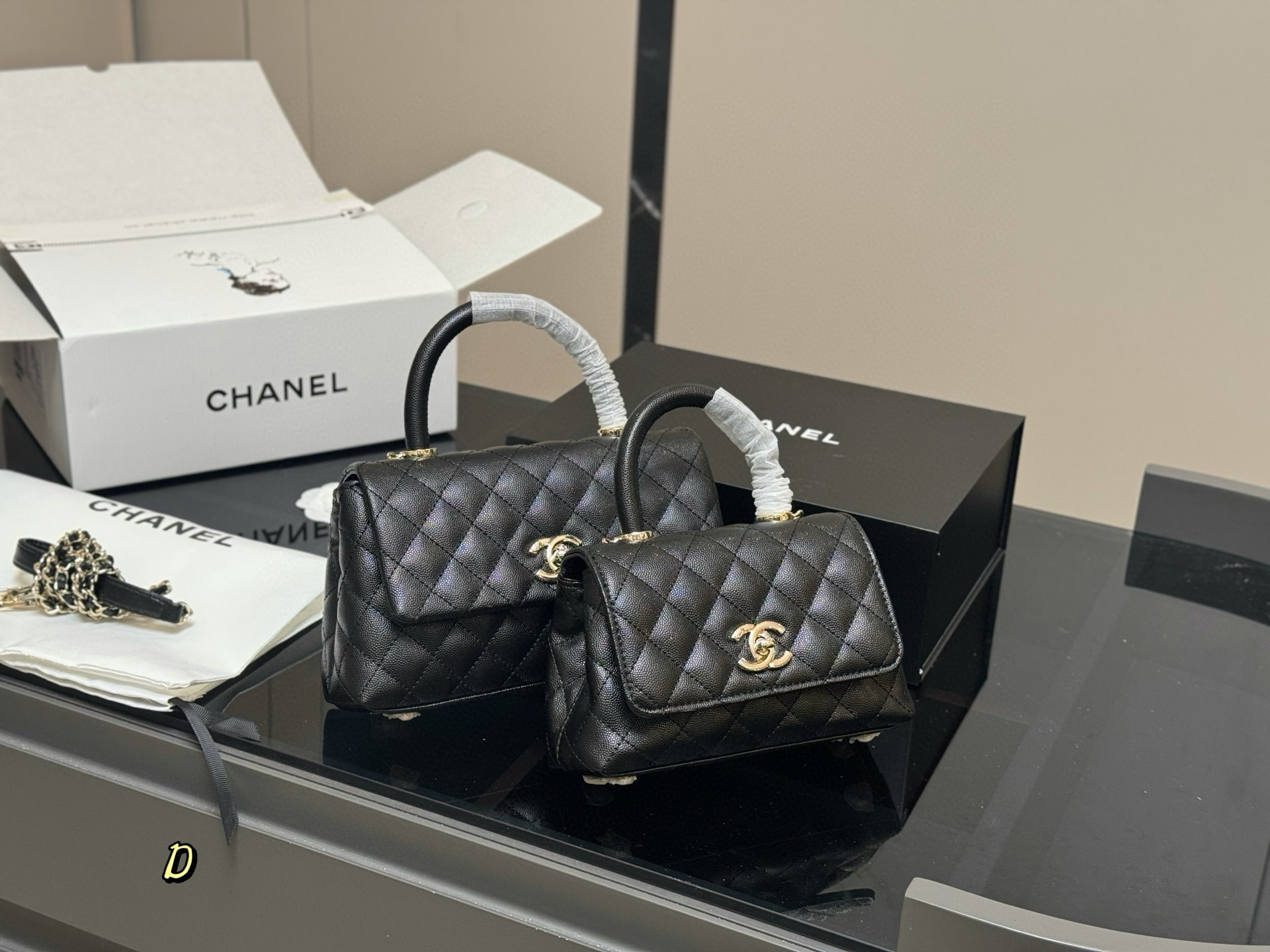 ¥280 配折叠盒
size:20.13cm 23.14cm
香奈儿coco handle 手提包
粒面牛皮材质
原版K金!!