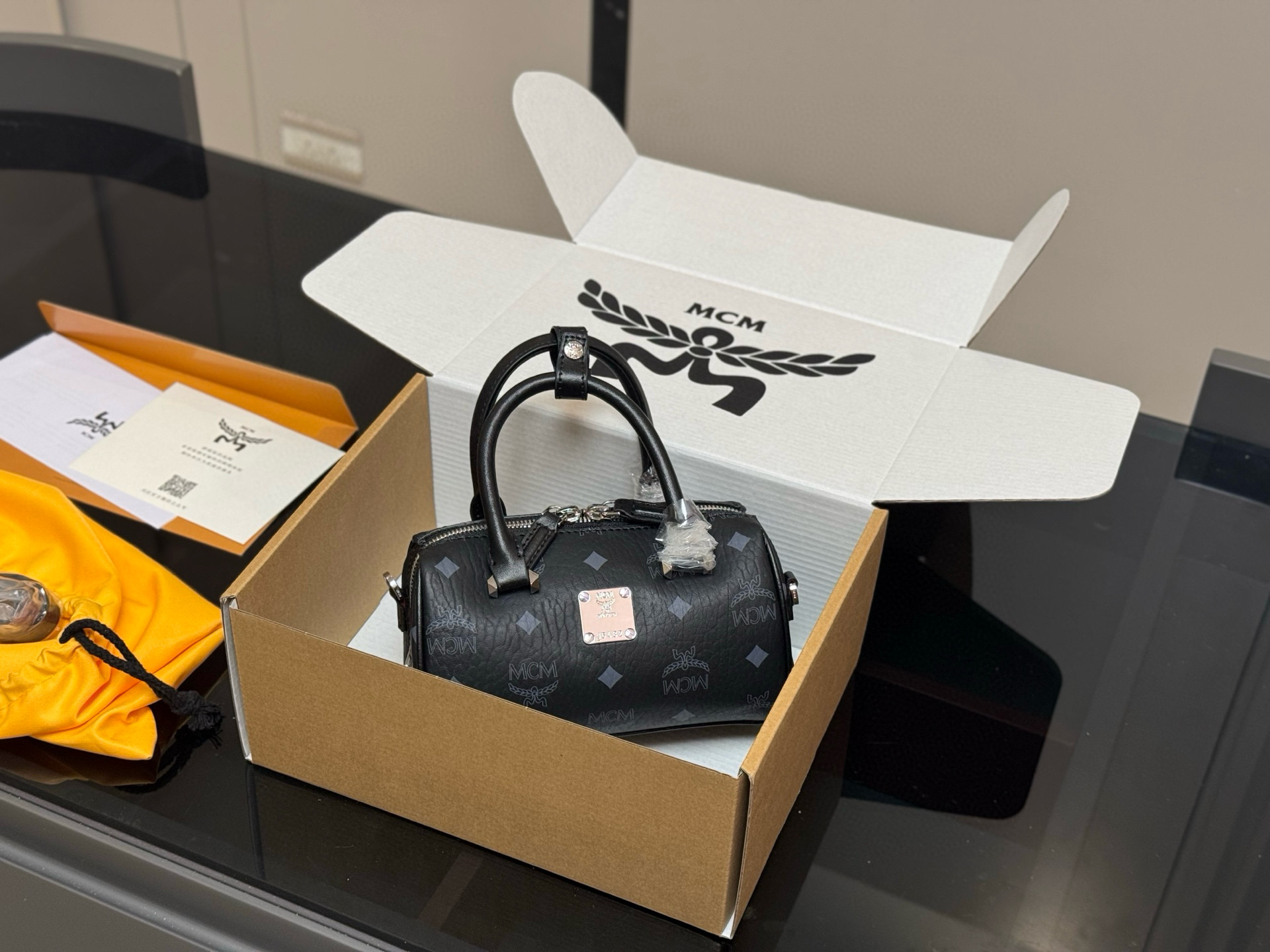 ¥240 配飞机盒

size：18*9.5cm
原单！原单！
MCM mini波士顿枕头包 
专柜对版五金 👏来咯
出入专柜无压力 
⚠️赠送小狗配件