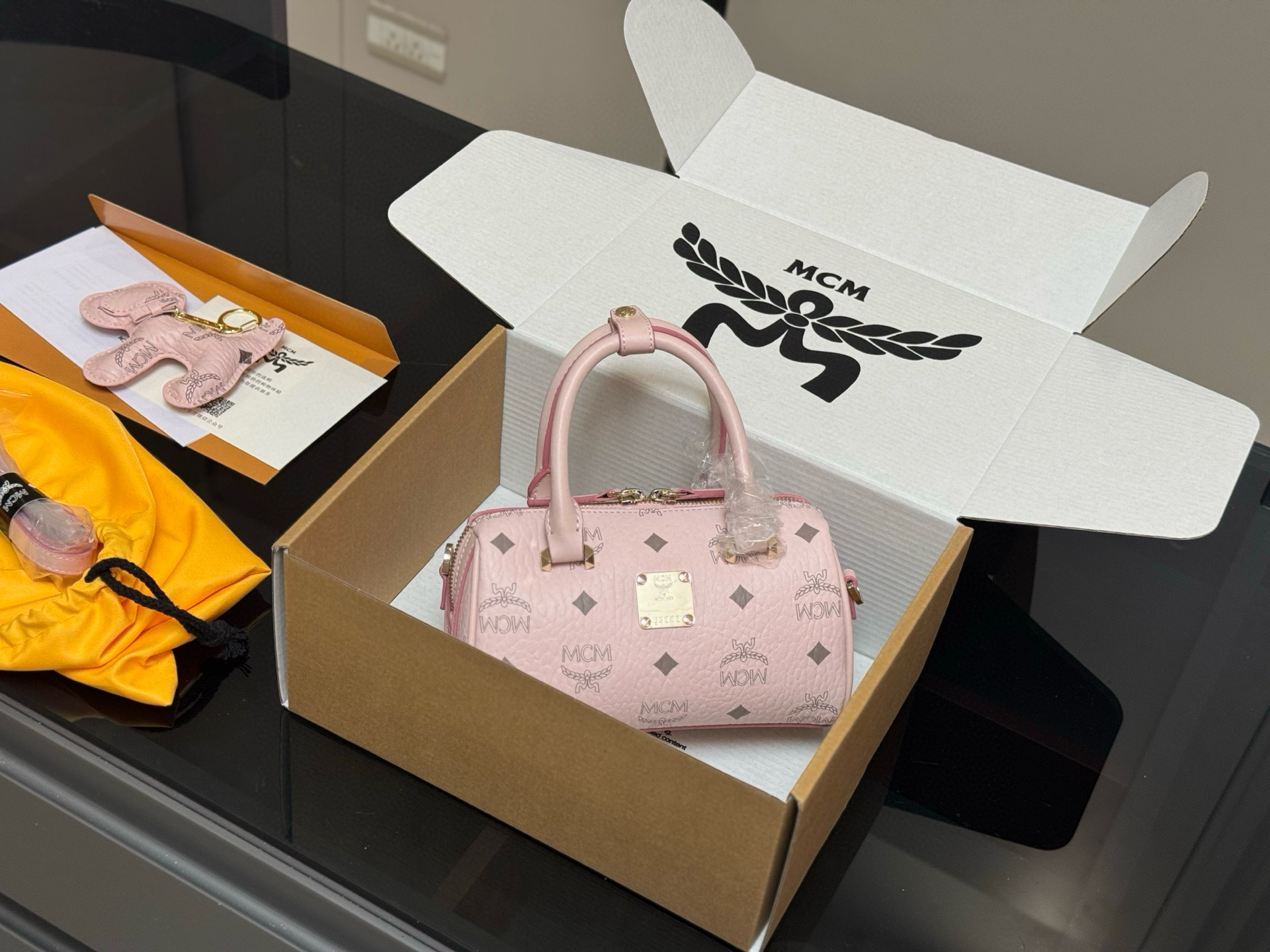 ¥240 配飞机盒

size：18*9.5cm
原单！原单！
MCM mini波士顿枕头包 
专柜对版五金 👏来咯
出入专柜无压力 
⚠️赠送小狗配件