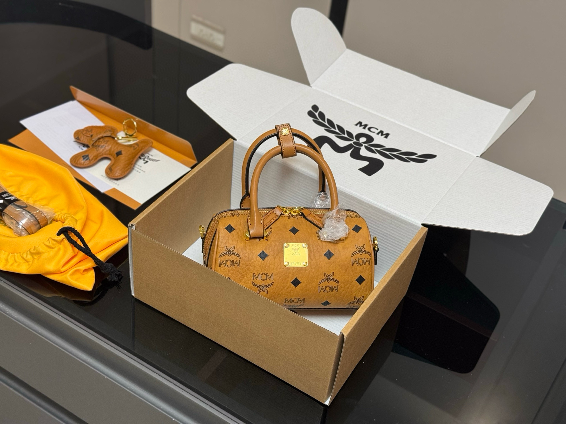 ¥240 配飞机盒
size:18*9.5cm
原单!原单!
MCM mini波士顿枕头包
专柜对版五金 👏来咯
出入专柜无压力
⚠️赠送小狗配件