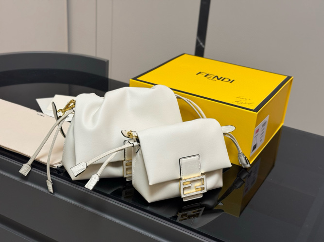 Fendi White Leather Handbag Clutch Bag for Women, Gold Hardware, Classic Design 1 Fendi White Leather Handbag Clutch Bag for Women, Gold Hardware, Classic Design