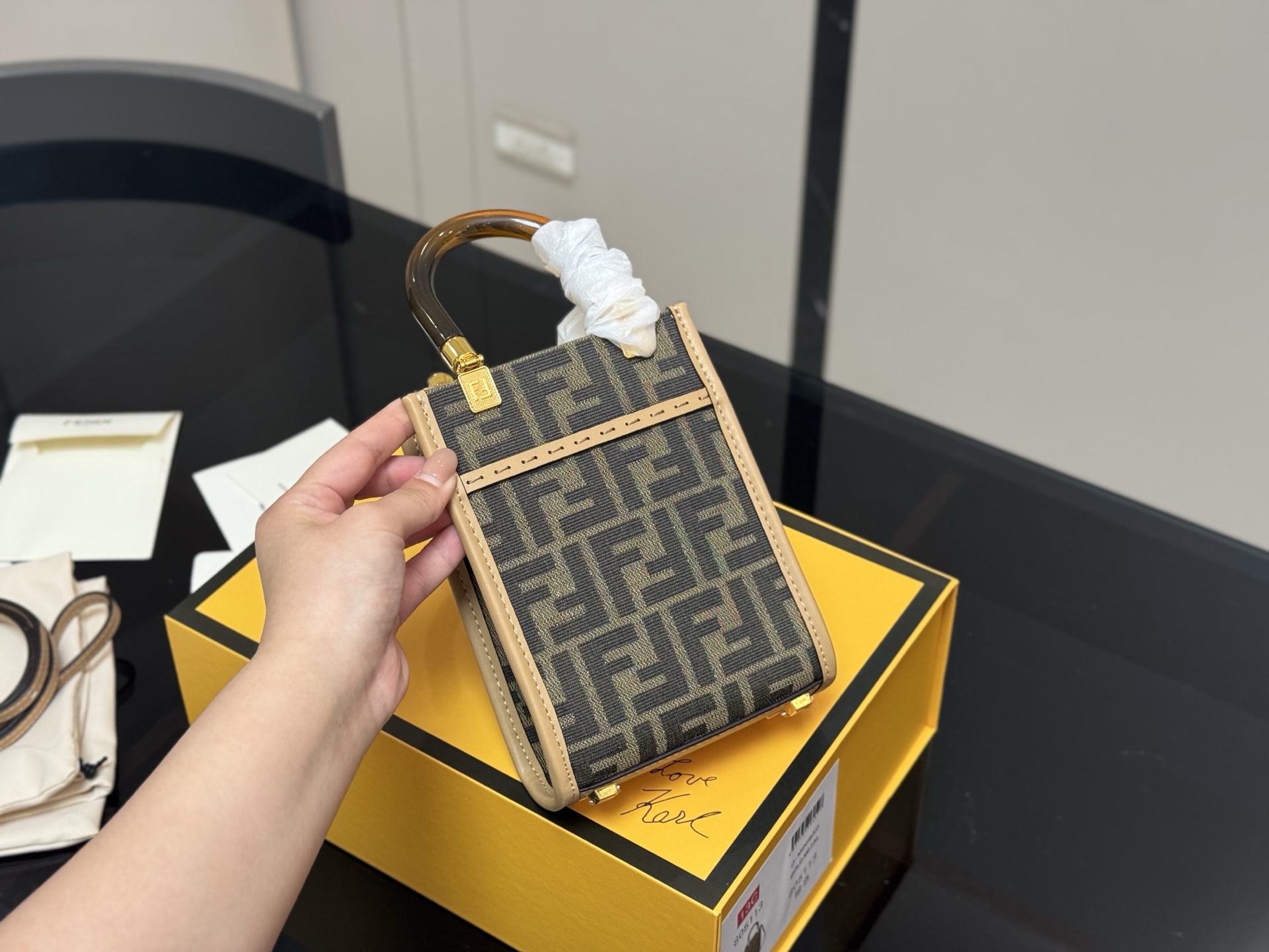 💰370 配折叠盒
size：16.18cm 
Fendi芬迪新款琴谱包
（Baguette) 
单肩、斜跨都不是问题，
有种慵慵懒懒的街头！！