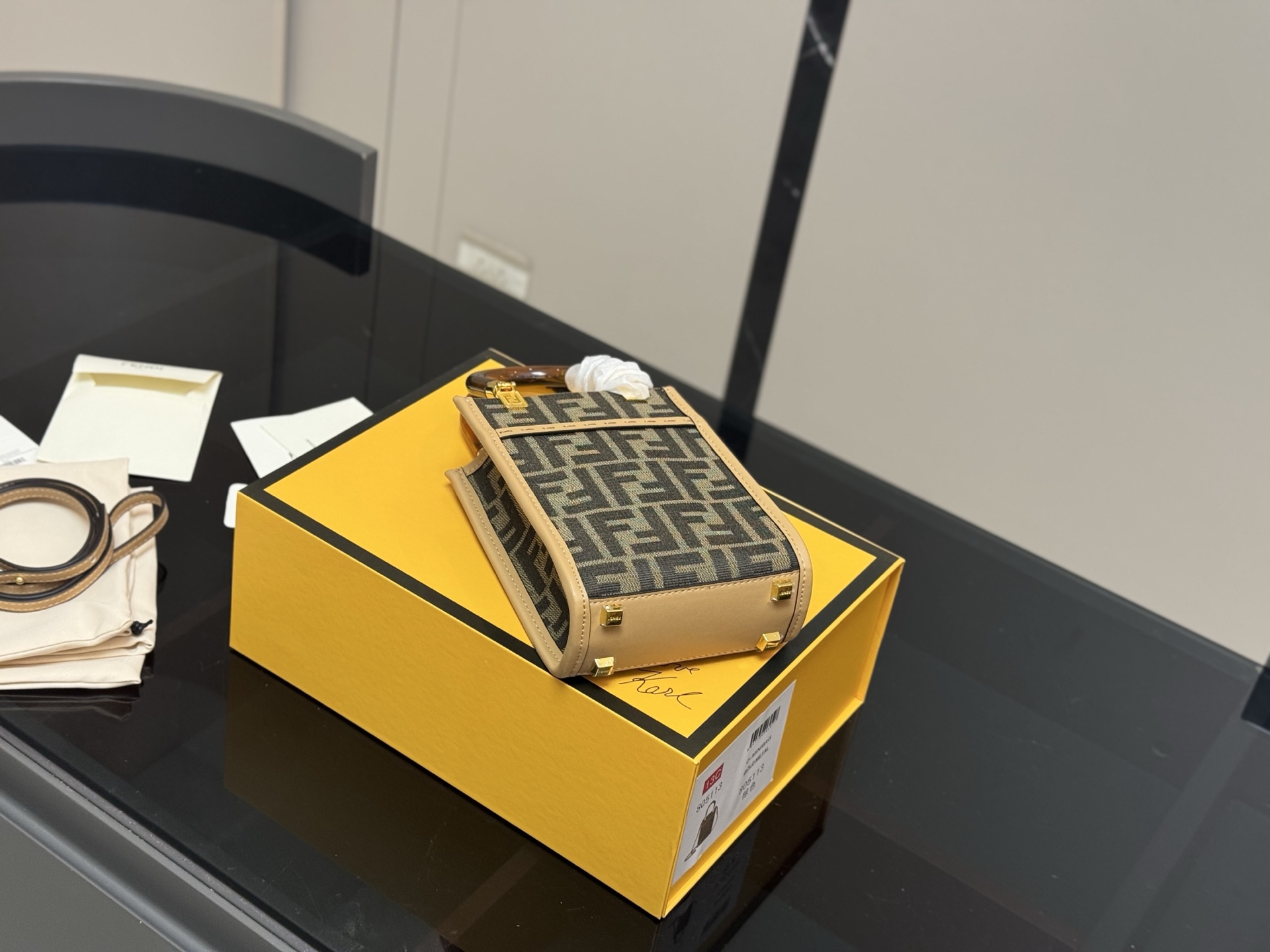 💰370 配折叠盒
size：16.18cm 
Fendi芬迪新款琴谱包
（Baguette) 
单肩、斜跨都不是问题，
有种慵慵懒懒的街头！！