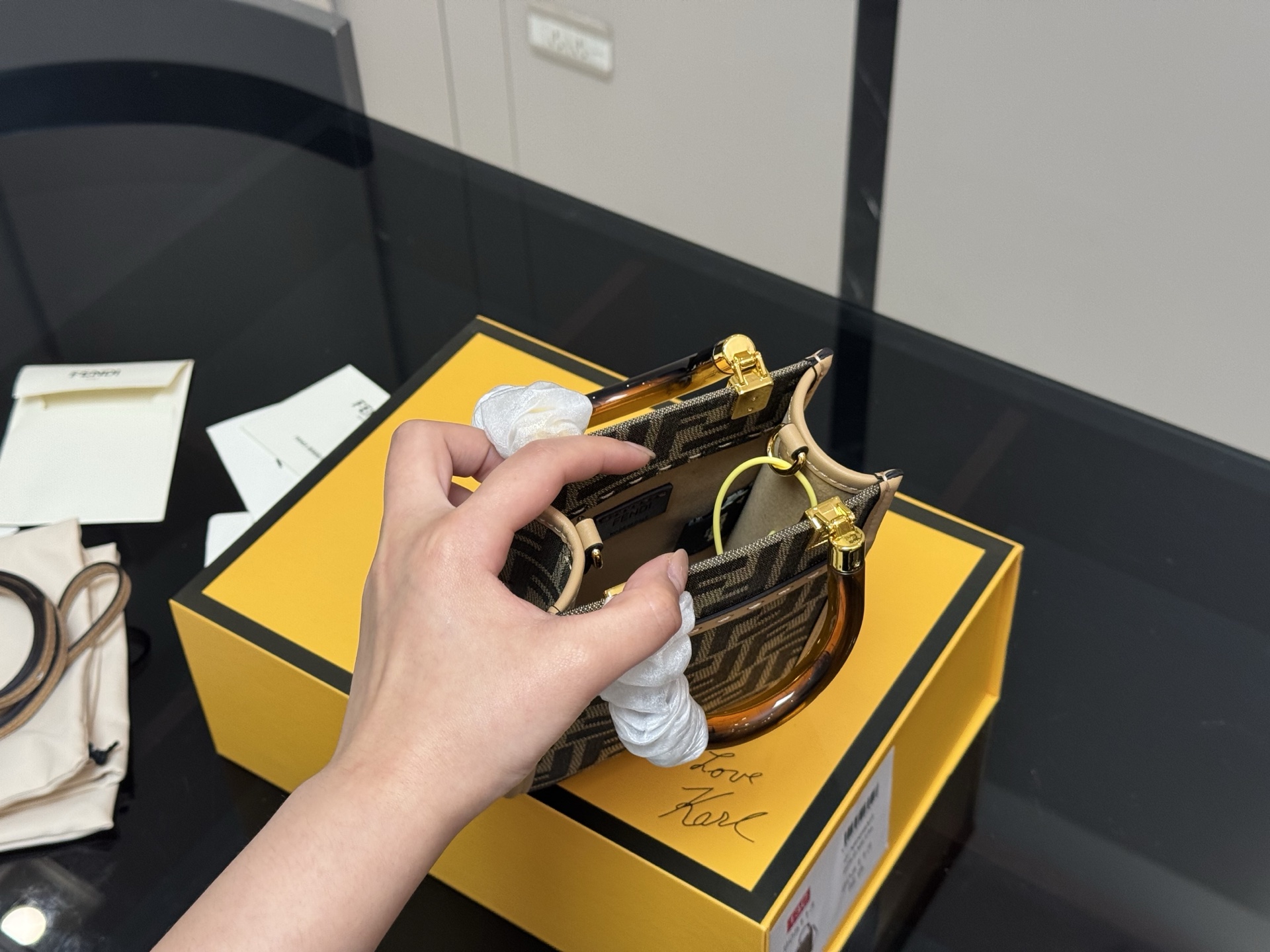 💰370 配折叠盒
size：16.18cm 
Fendi芬迪新款琴谱包
（Baguette) 
单肩、斜跨都不是问题，
有种慵慵懒懒的街头！！