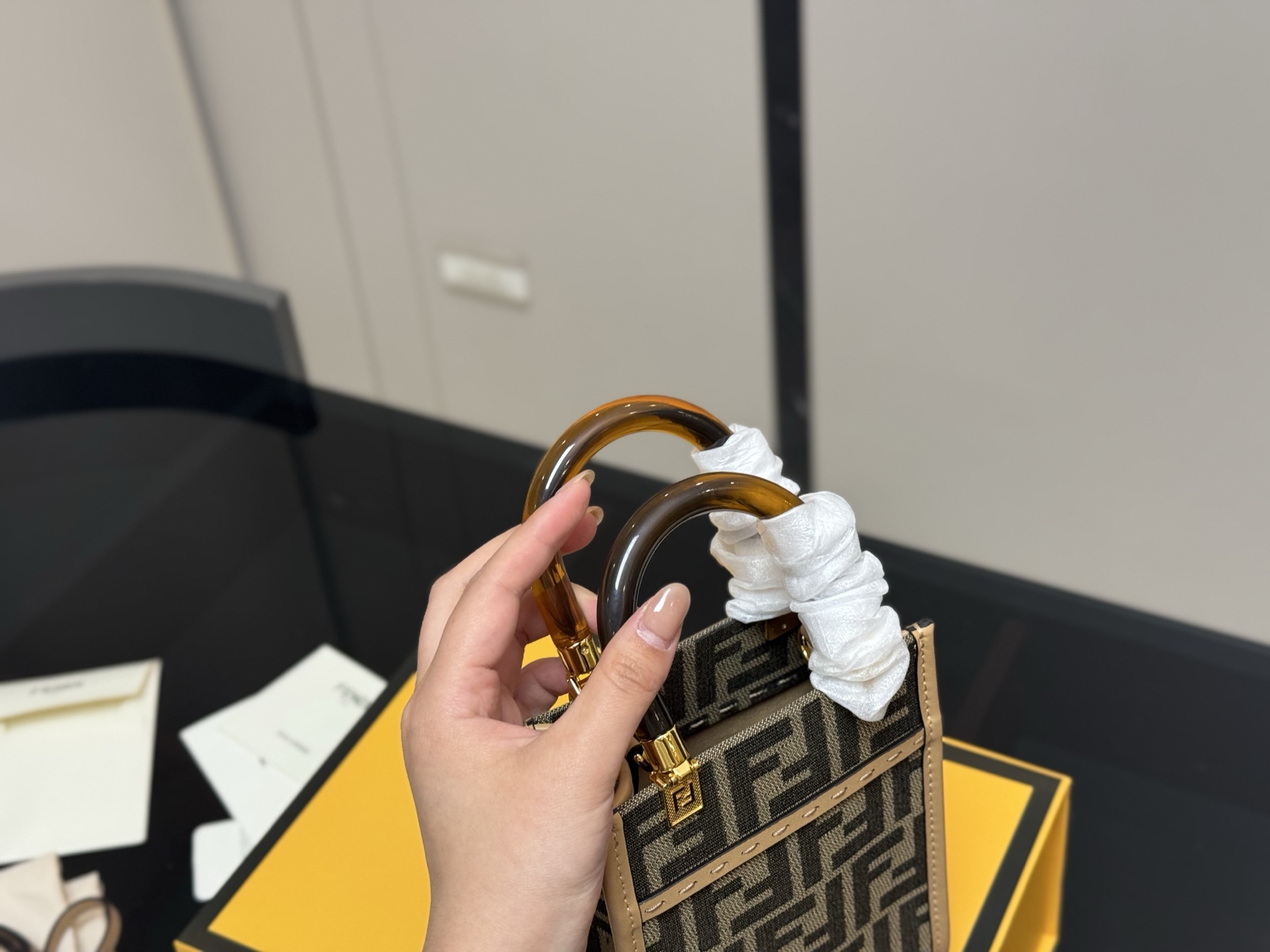 💰370 配折叠盒
size：16.18cm 
Fendi芬迪新款琴谱包
（Baguette) 
单肩、斜跨都不是问题，
有种慵慵懒懒的街头！！