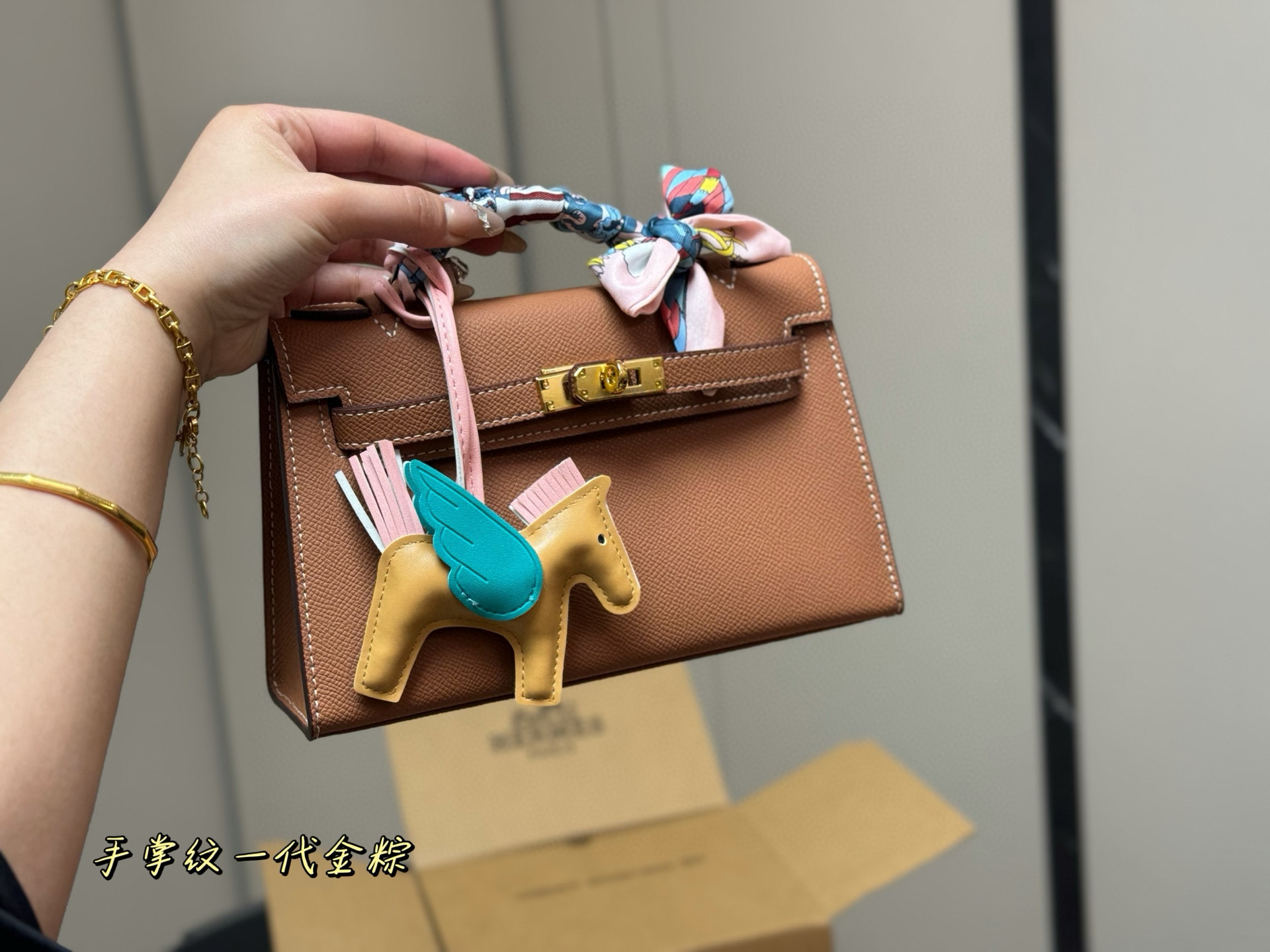 💰265包邮 配折叠盒飞机盒

尺寸：22.13cm
爱马仕 凯莉kelly一代
尺寸刚刚好！
真的太太太太好看
⚠️ 头层牛皮 
包包特别又质感！