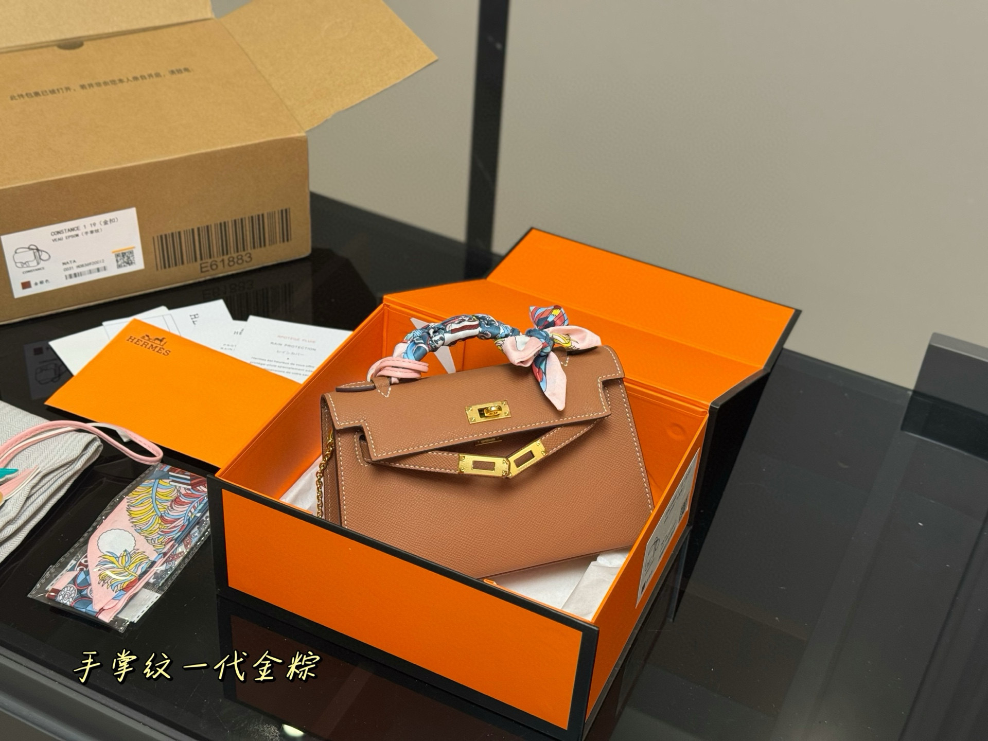 💰265包邮 配折叠盒飞机盒

尺寸：22.13cm
爱马仕 凯莉kelly一代
尺寸刚刚好！
真的太太太太好看
⚠️ 头层牛皮 
包包特别又质感！