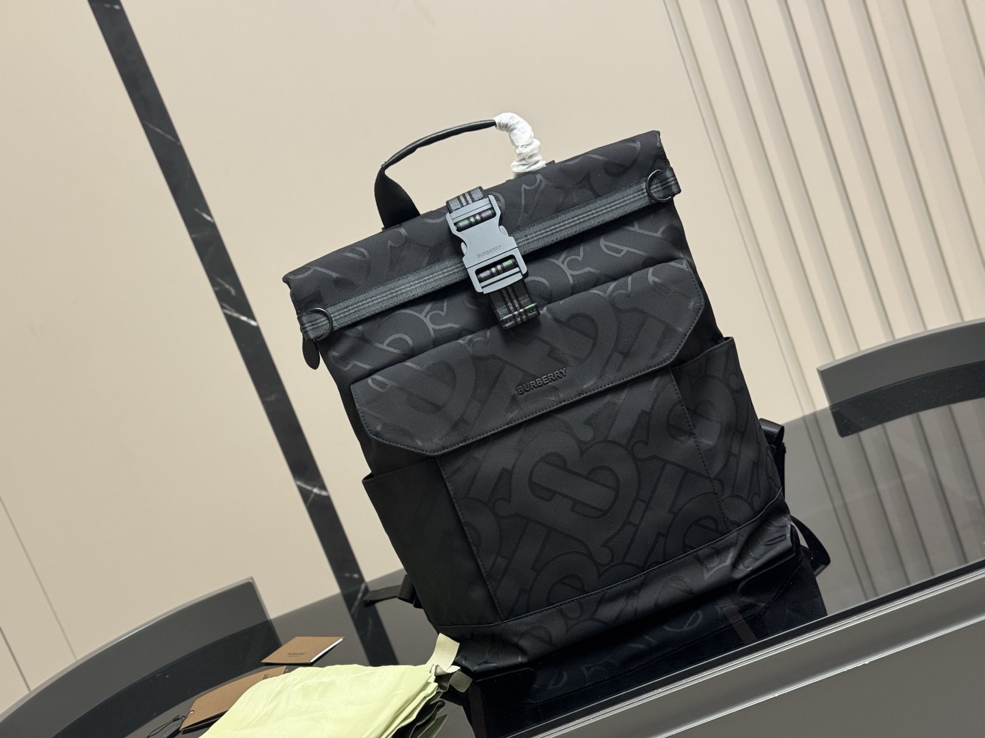 💰410 巴宝莉 双肩包… ⚠️经典面料 手感超级nice 沉稳大方! 你不会选错的! 尺寸:33*45cm