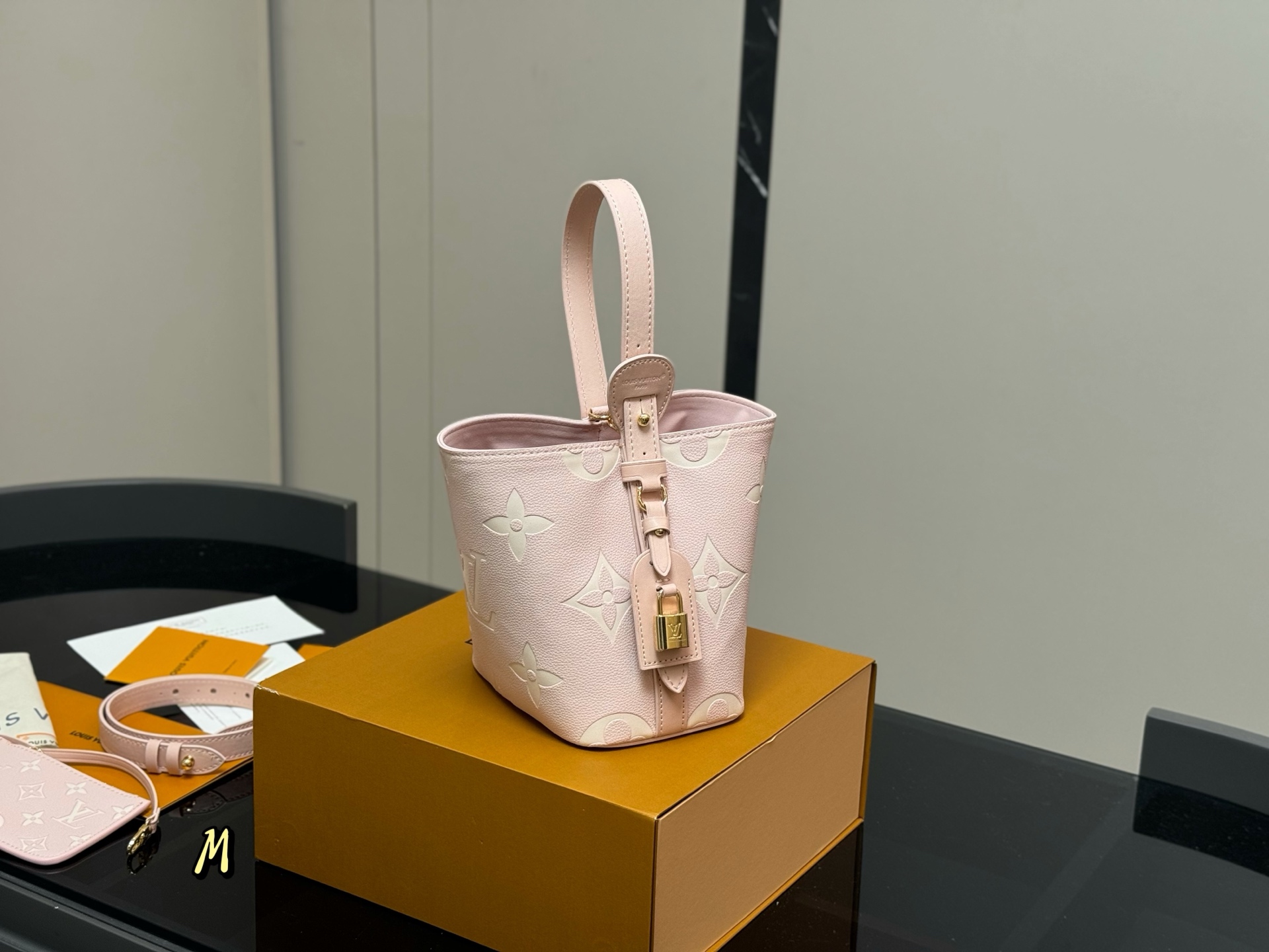 配折叠盒 LV中古包又一位当红炸子鸡来咯 一只看似中古中矩却又有点标新立异的包. 水桶包 尺寸:18.17cm