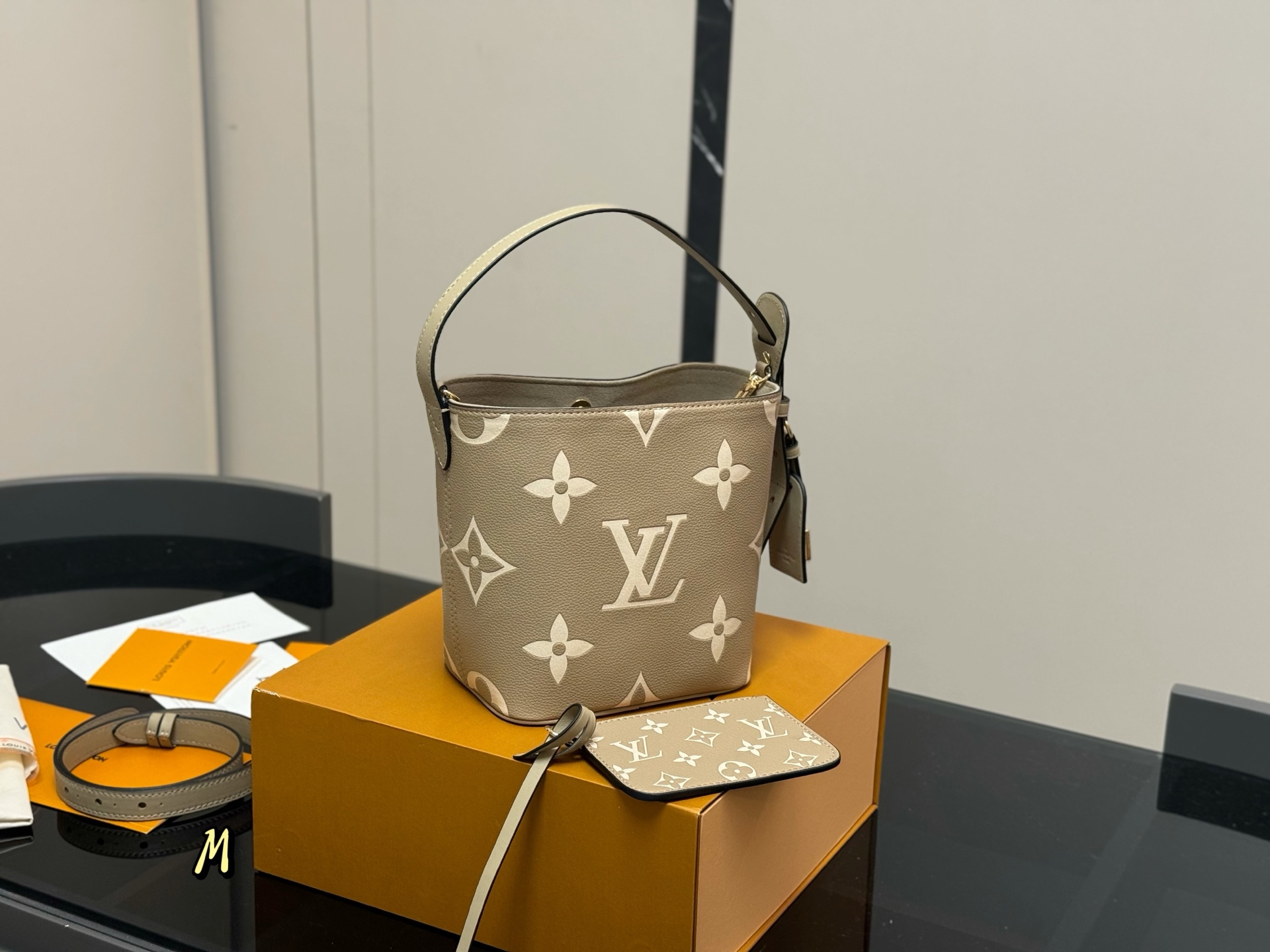 配折叠盒 LV中古包又一位当红炸子鸡来咯 一只看似中古中矩却又有点标新立异的包. 水桶包 尺寸:18.17cm