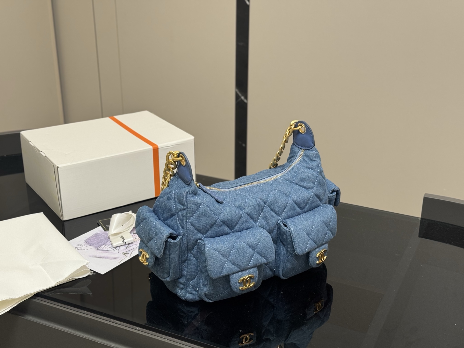 Chanel Denim Postbode Tas Blauw met Goudkleurige Hardware - 30cm