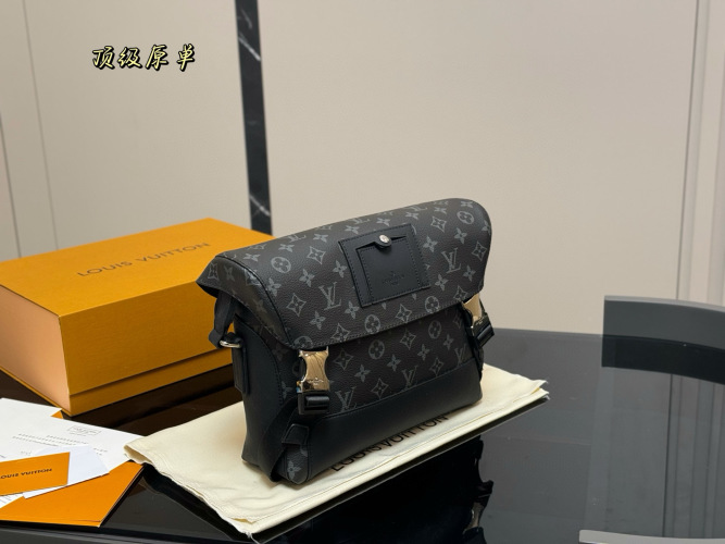 Louis Vuitton Voyager Men's Messenger Bag, Stylish and Durable Size 28*25cm 1 Louis Vuitton Voyager Men's Messenger Bag, Stylish and Durable Size 28*25cm