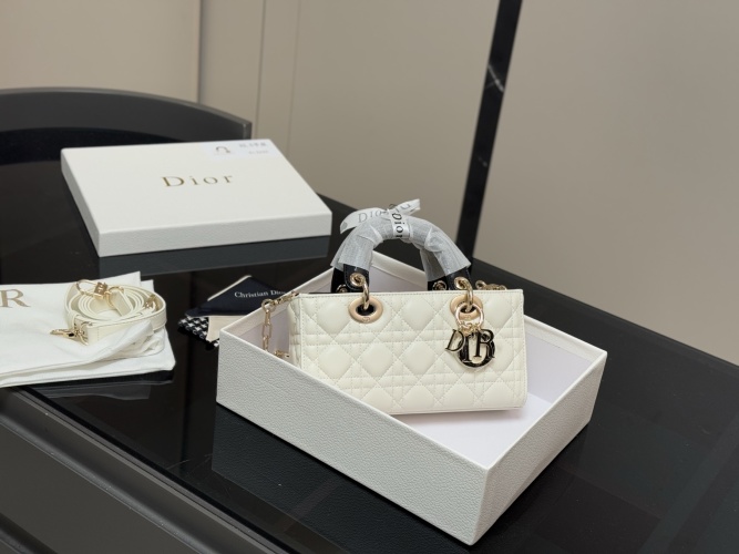 Dior Lady Horizontal Bag, 22cm, Two Straps, Fashionable and Functional 1 Dior Lady Horizontal Bag, 22cm, Two Straps, Fashionable and Functional