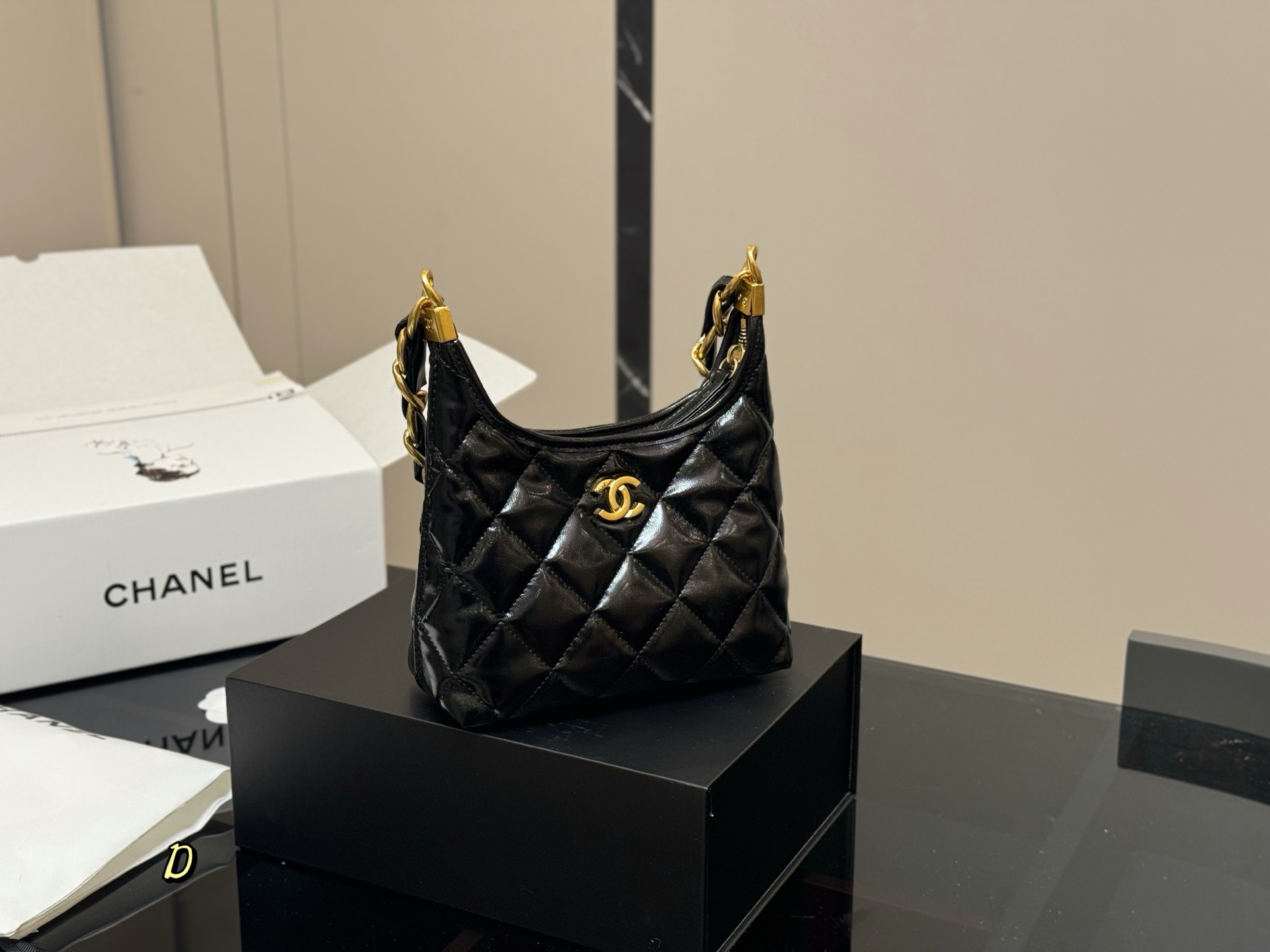 Chanel 24A Hobo Bag with Chunky Chain, Elegant and Versatile - 20x15cm