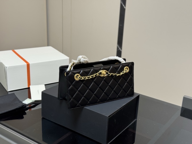 Chanel 24K Black Vintage Evening Bag, 26cm - Chic and Timeless Design 1 Chanel 24K Black Vintage Evening Bag, 26cm - Chic and Timeless Design