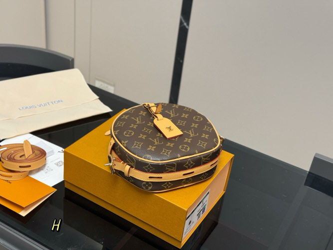 Louis Vuitton Round Bag - Premium Quality Replica, Chic and Compact Design 1 Louis Vuitton Round Bag - Premium Quality Replica, Chic and Compact Design