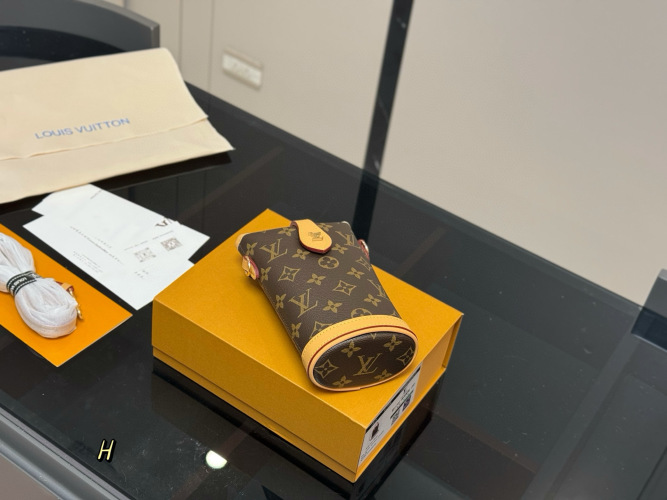 Louis Vuitton Mini Fries Bag with Folding Box, Fun LV Logo, 19 * 11 cm 1 Louis Vuitton Mini Fries Bag with Folding Box, Fun LV Logo, 19 * 11 cm