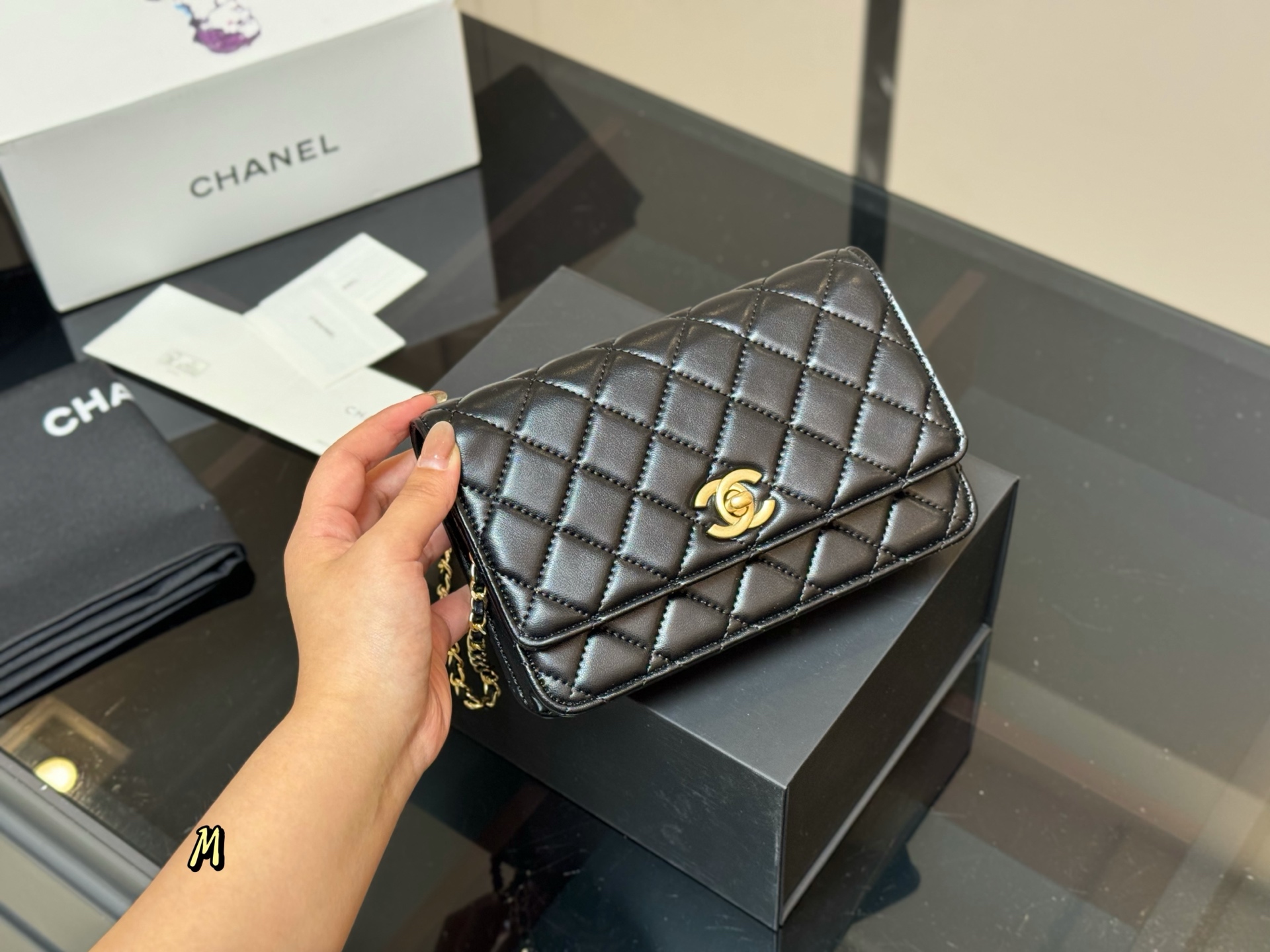 ¥260 配折叠盒飞机盒
size :19*12cm
香奈儿新款金球发财包 woc
品质很不错!
包包有卡位 有暗袋!很实用!