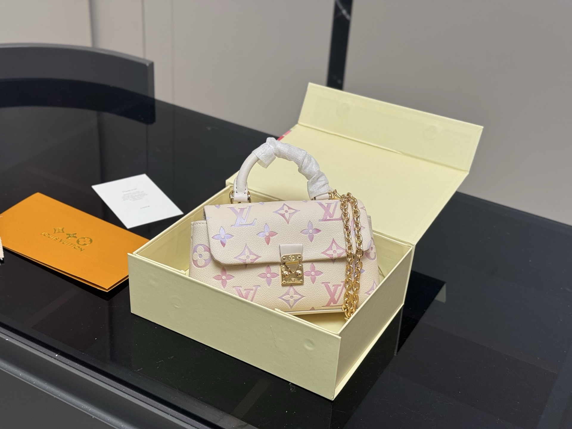 ¥260 迷你 配盒

size：21*11cmcm
Lv nano madeleine
迷你玛德琳回归 公主包
配置两截链条！随意diy哦！
全粒纹Taurillon牛皮裁制