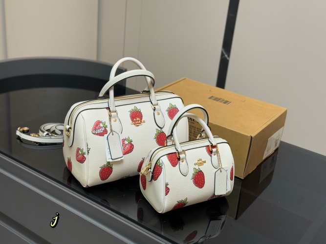 Coach Boston Pillow Bag: Stylish, Lightweight, and Perfect for All Ages 1 Coach Boston Pillow Bag: Stylish, Lightweight, and Perfect for All Ages