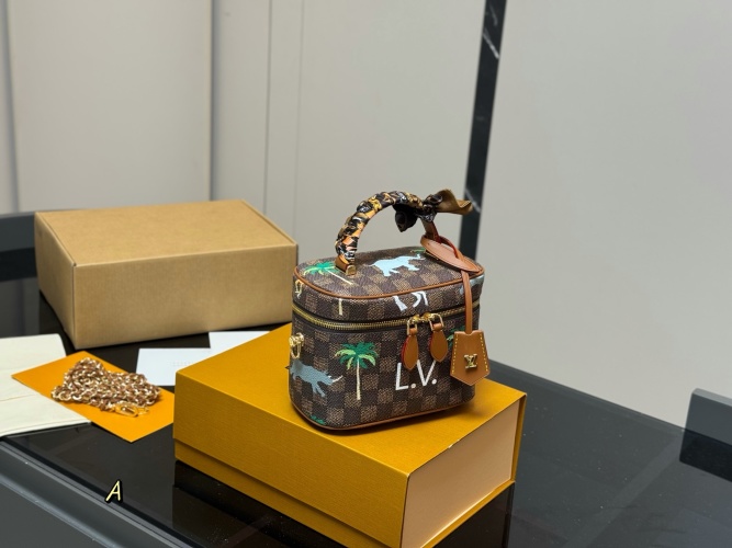 Louis Vuitton Nice Vanity Cosmetic Bag with Shoulder Strap, 18*13cm 1 Louis Vuitton Nice Vanity Cosmetic Bag with Shoulder Strap, 18*13cm