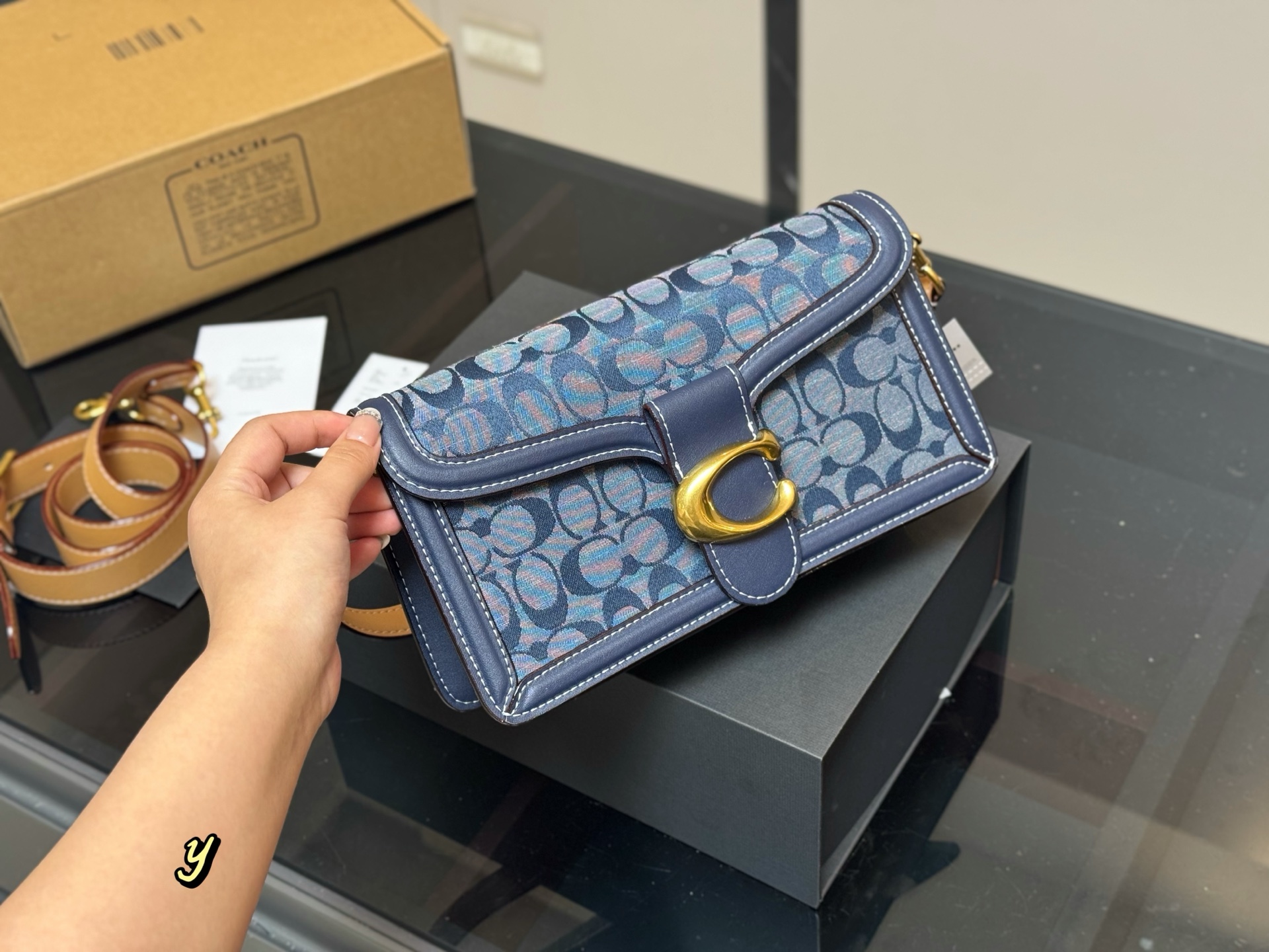 ¥260 配盒子 香布蕾
 👏🏿
size：25*15cm
百搭神器—tabby
蔻驰酒神tabby
五金处coach的刻字 
满满的小细节…
配置双肩带