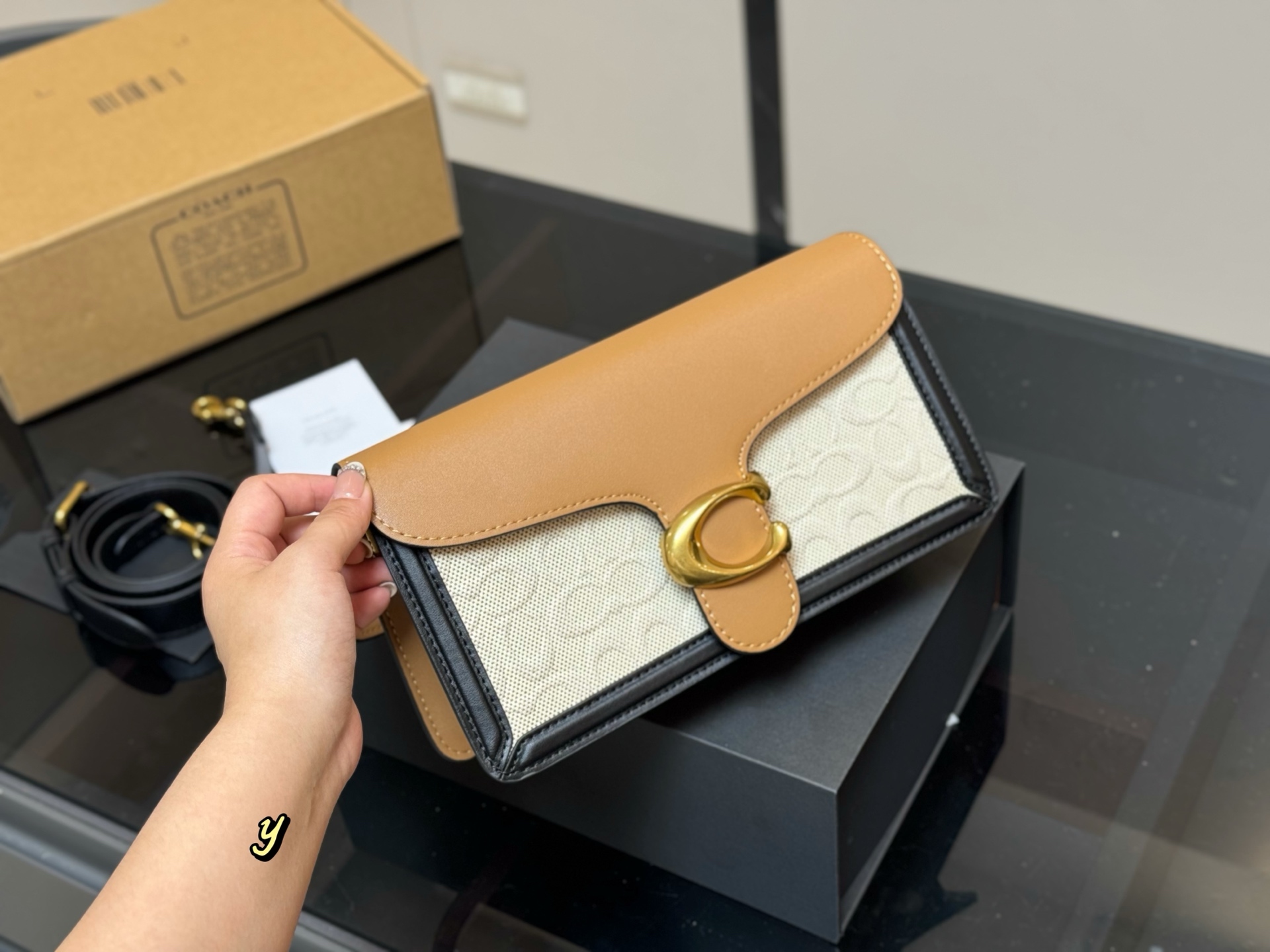 ¥260 配盒子
👏🏿
size:25*15cm
百搭神器—tabby
蔻驰 酒神tabby
tabby 26 浮雕拼色包包|真的太值了
五金处coach的刻字
满满的小细节…
配置双肩带 牛皮品质!