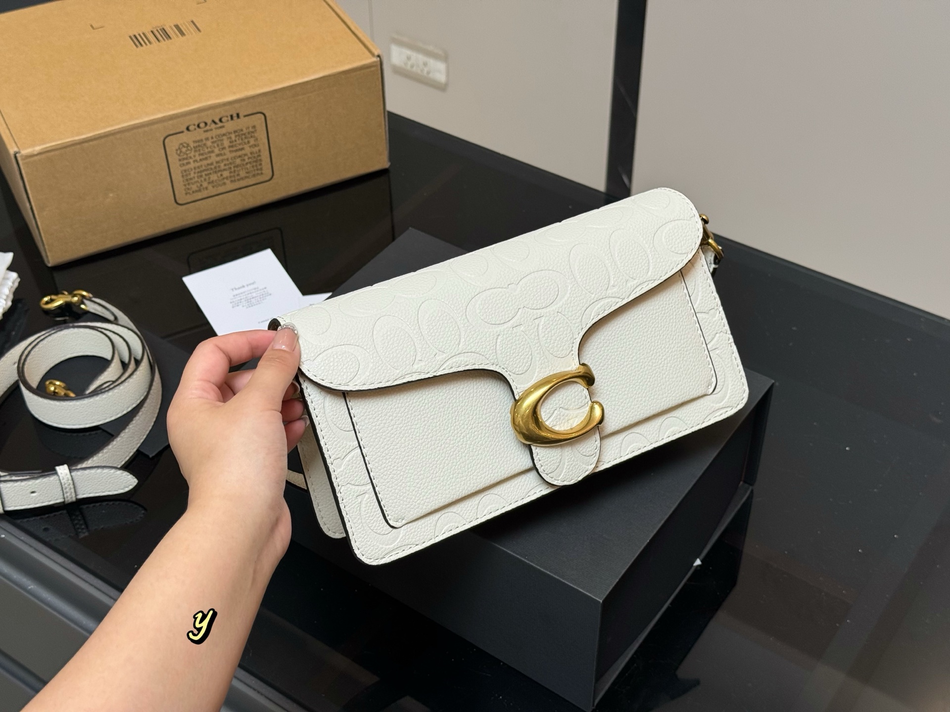 ¥260 配盒子
 👏🏿
size：25*15cm
百搭神器—tabby
蔻驰 酒神tabby
奶白色 超级好看！
五金处coach的刻字 
满满的小细节…
配置双肩带  牛皮品质！