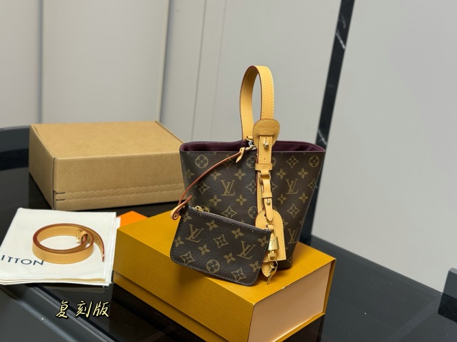 Louis Vuitton Monogram Canvas Bucket Bag with Card Holder - Stylish & Unique 1 Louis Vuitton Monogram Canvas Bucket Bag with Card Holder - Stylish & Unique