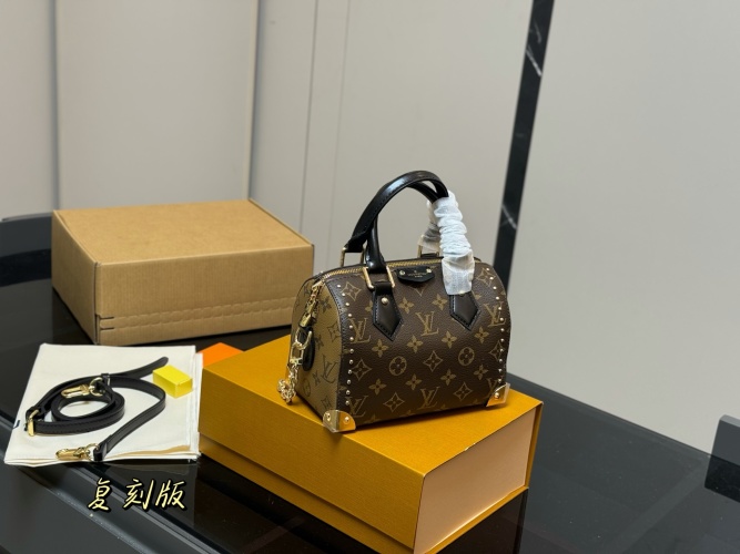 Louis Vuitton Rivet Pillow Bag, Stylish and Versatile, 20*14cm 1 Louis Vuitton Rivet Pillow Bag, Stylish and Versatile, 20*14cm