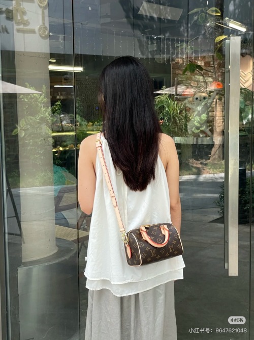 Louis Vuitton Speedy 18: Iconic Style, Compact Size, And Effortless Elegance 1 Louis Vuitton Speedy 18: Iconic Style, Compact Size, And Effortless Elegance