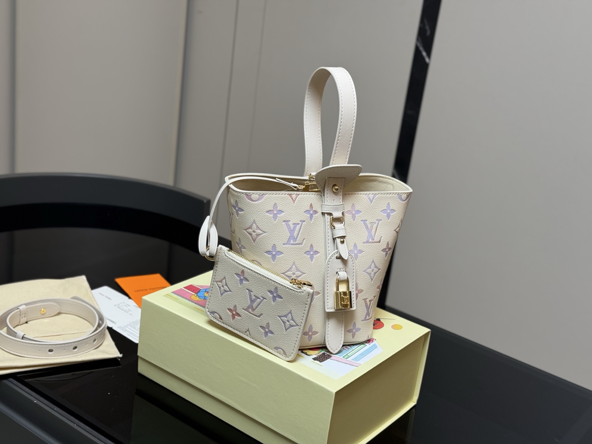 配折叠盒 LV中古包又一位当红炸子鸡来咯 一只看似中古中矩却又有点标新立异的包. 水桶包 配零钱包 尺寸:18.17cm