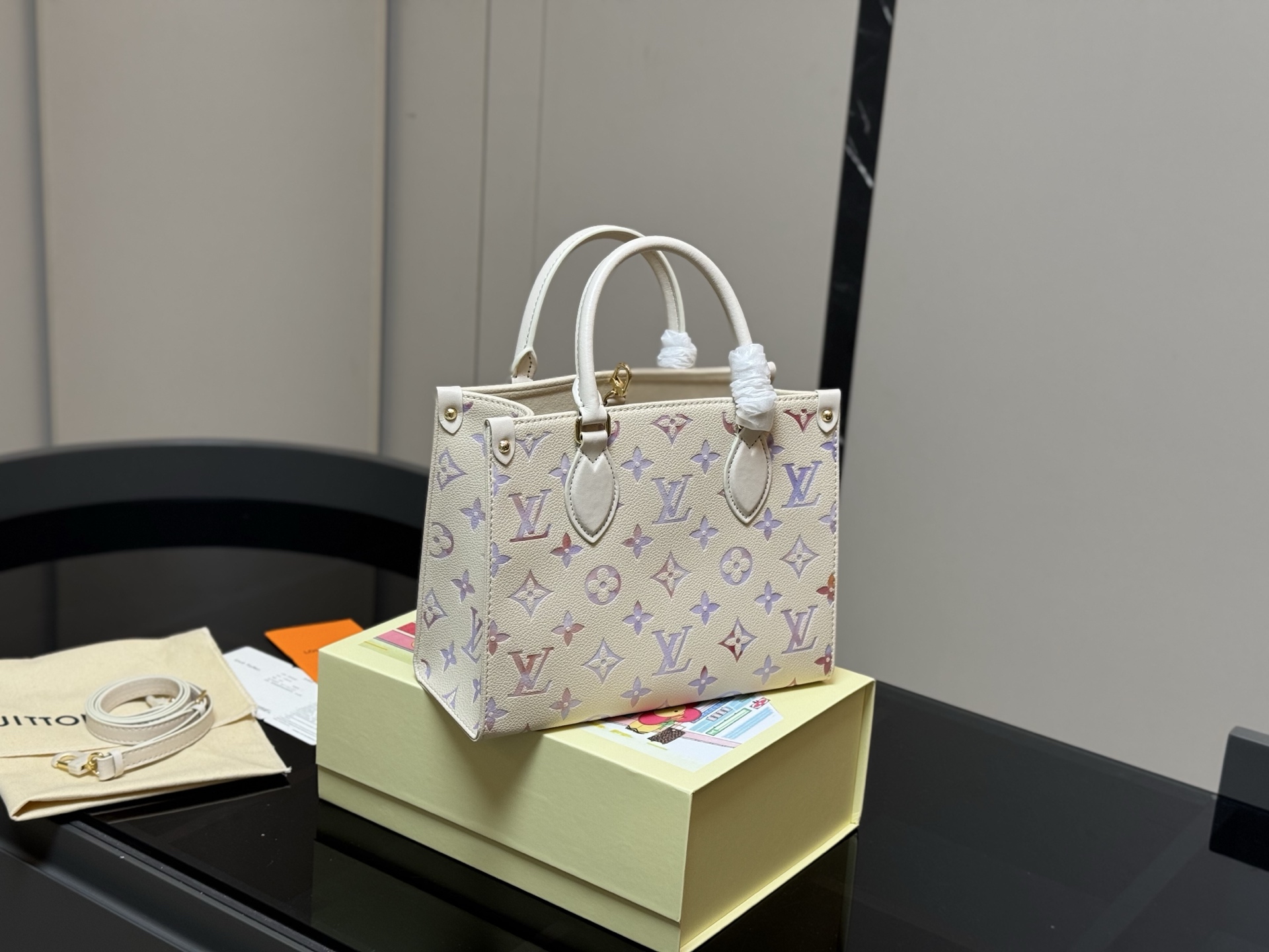 💰390  折叠盒
size：26.20cm
LV onthego购物袋✔️
有隐藏的背带设计，
可单肩～可手提
搜索🔍  LV onthego丛林购物袋