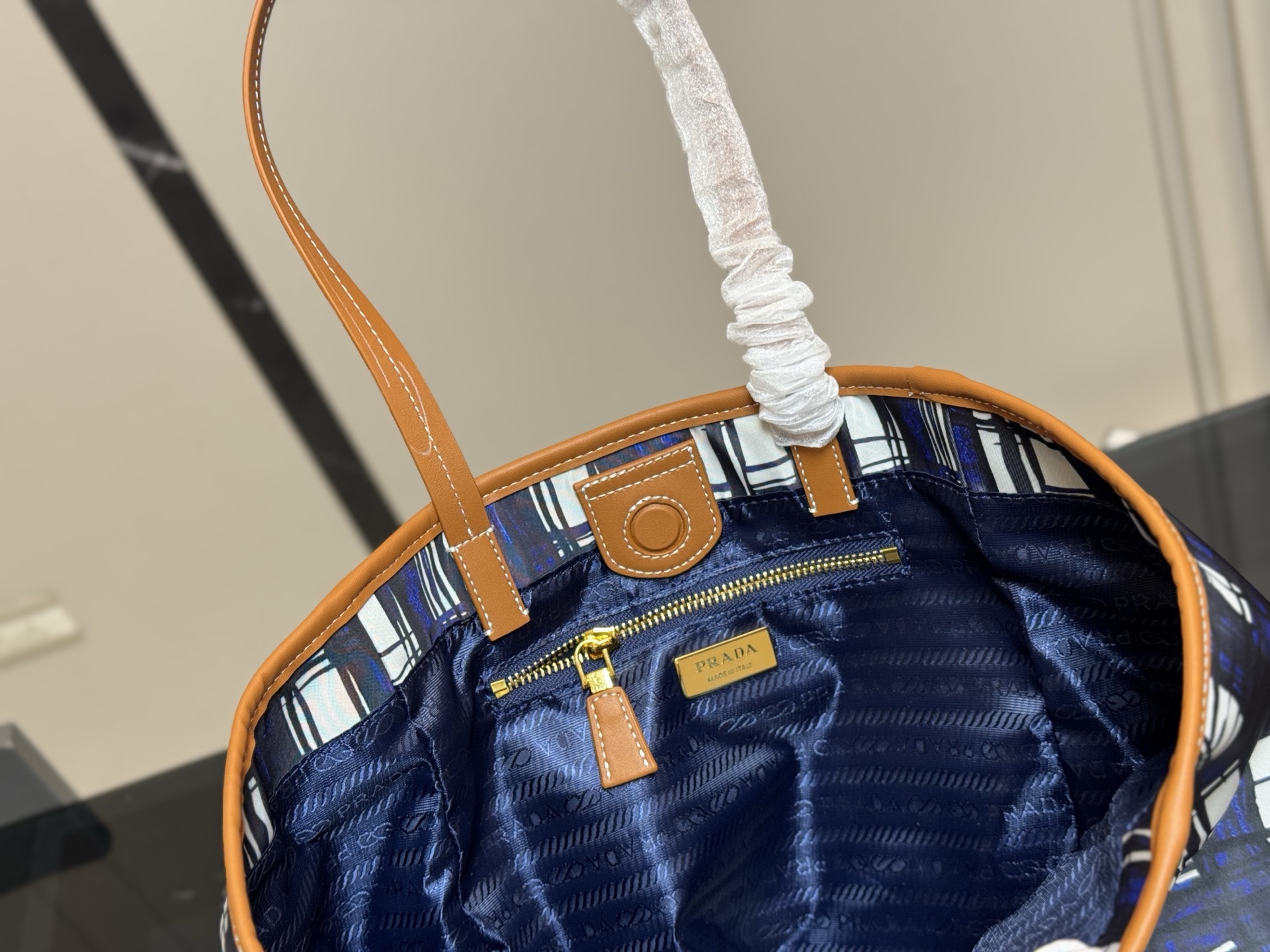 ¥280 配折叠盒

普拉达Prada托特包
精致美丽 高级优雅
很好驾驭，不挑衣服，不挑季节
一年四季都可，可盐可甜
高个子小姐姐背，气质御姐范
小个子的小姐姐背，甜甜女孩一枚
尺寸:23.30cm