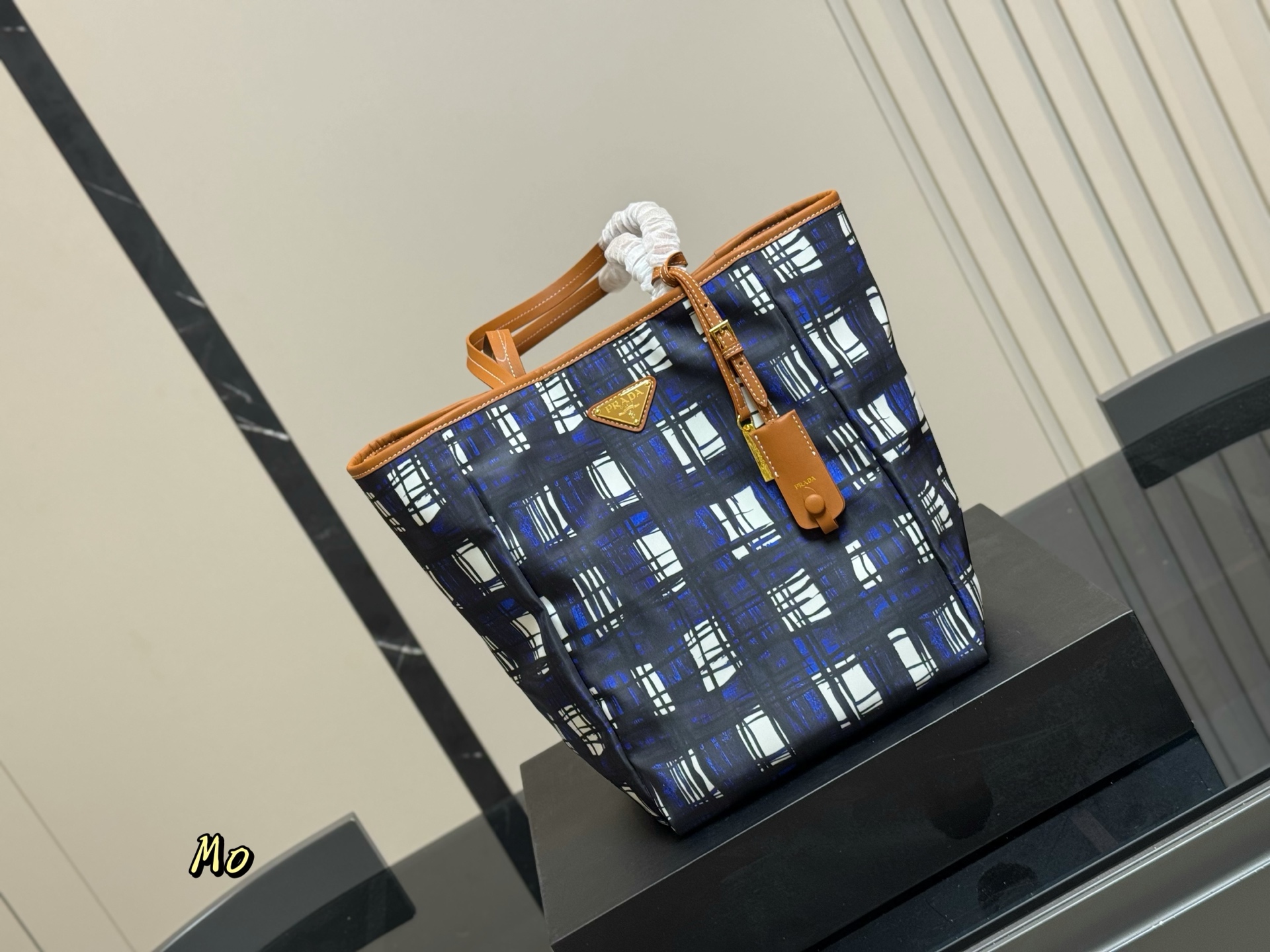 ¥280 配折叠盒

普拉达Prada托特包
精致美丽 高级优雅
很好驾驭，不挑衣服，不挑季节
一年四季都可，可盐可甜
高个子小姐姐背，气质御姐范
小个子的小姐姐背，甜甜女孩一枚
尺寸:23.30cm